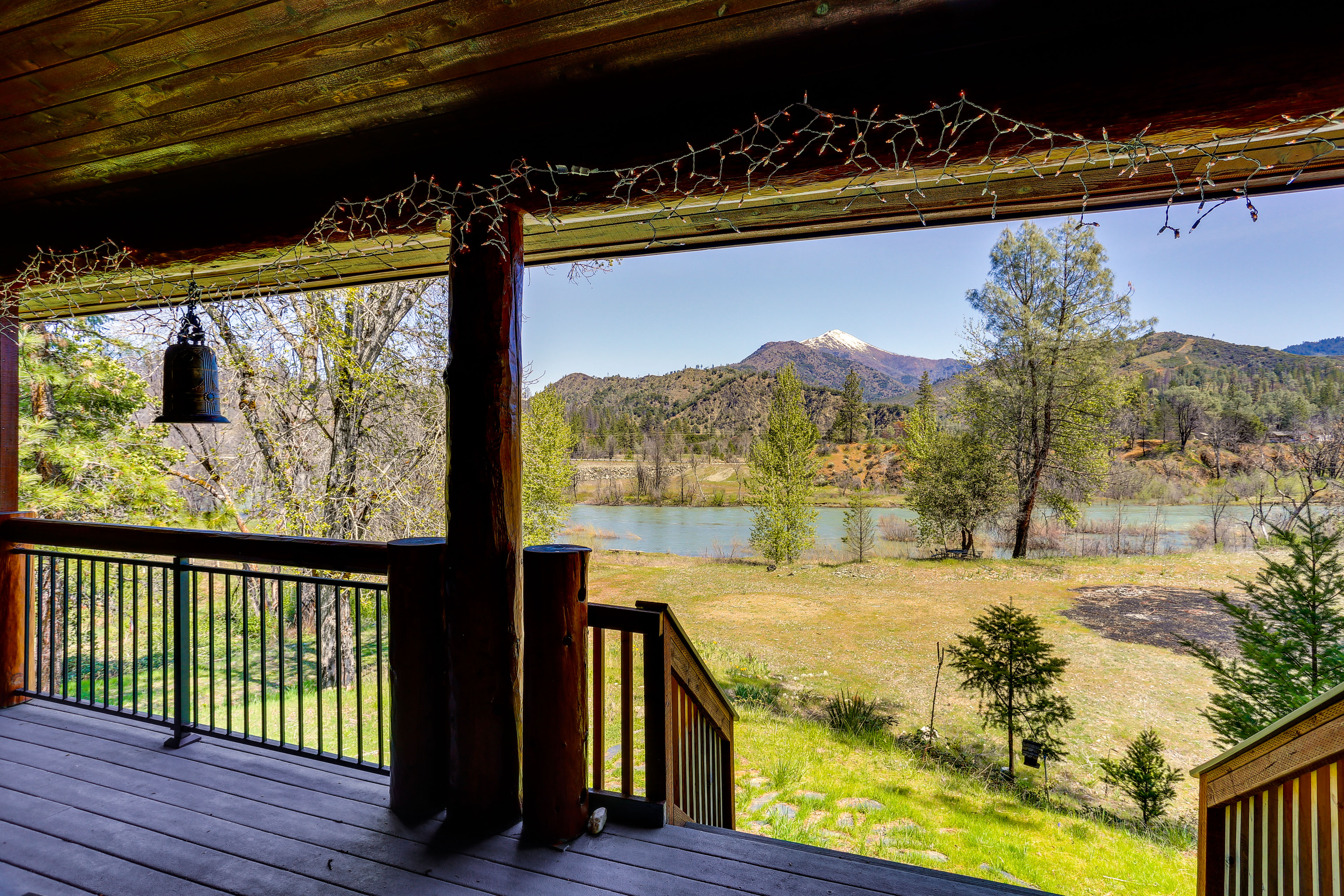 Deck, Grill & River Access: California Escape!
