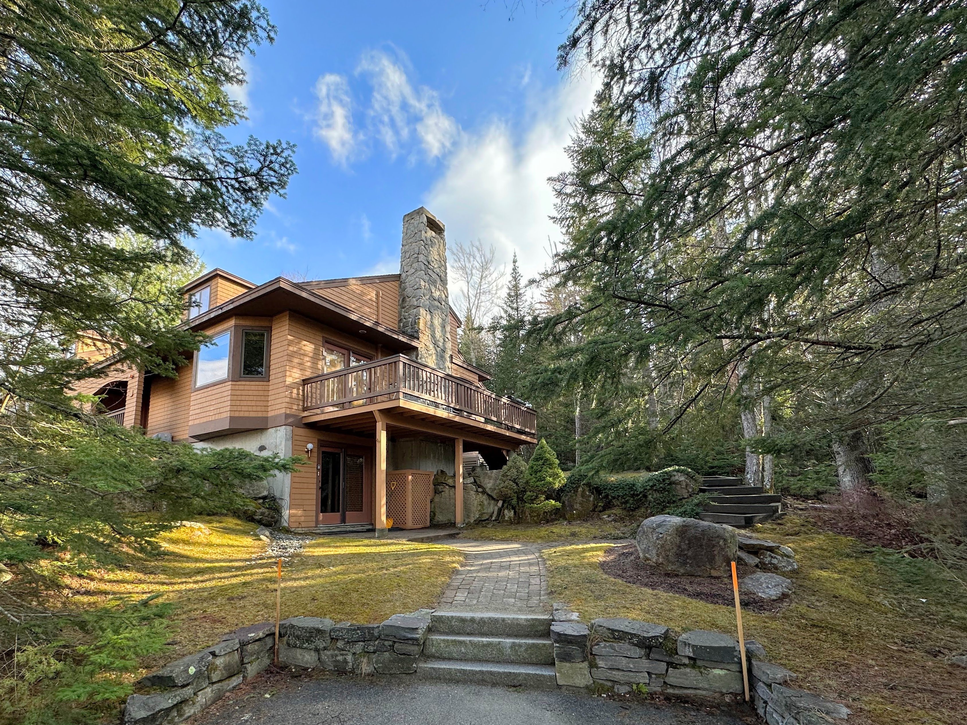 Renovated Forest Cottage along a beautiful brook! Side access to lower level.