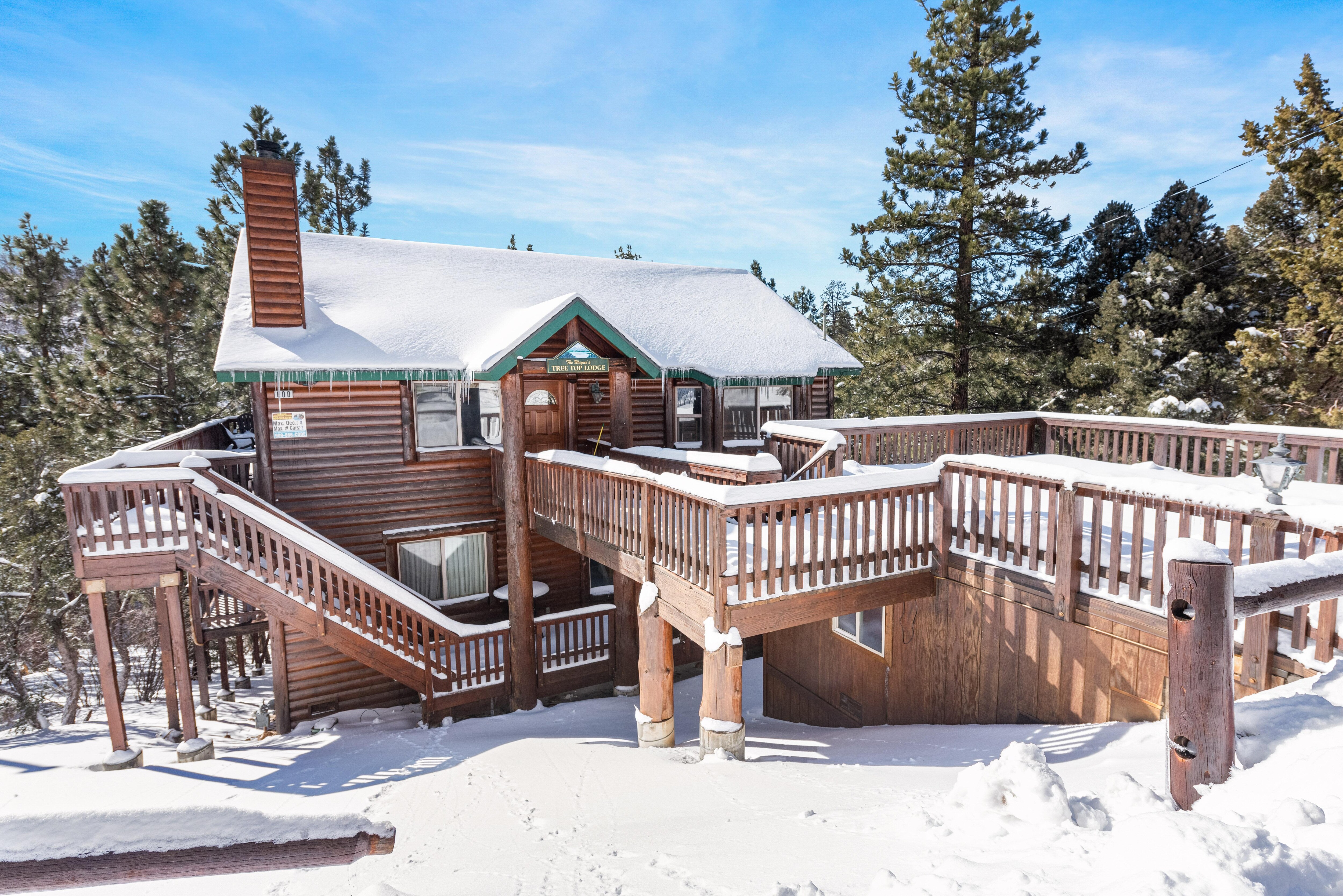 Tree Top Lodge tri level cabin with views of Bear Mountain