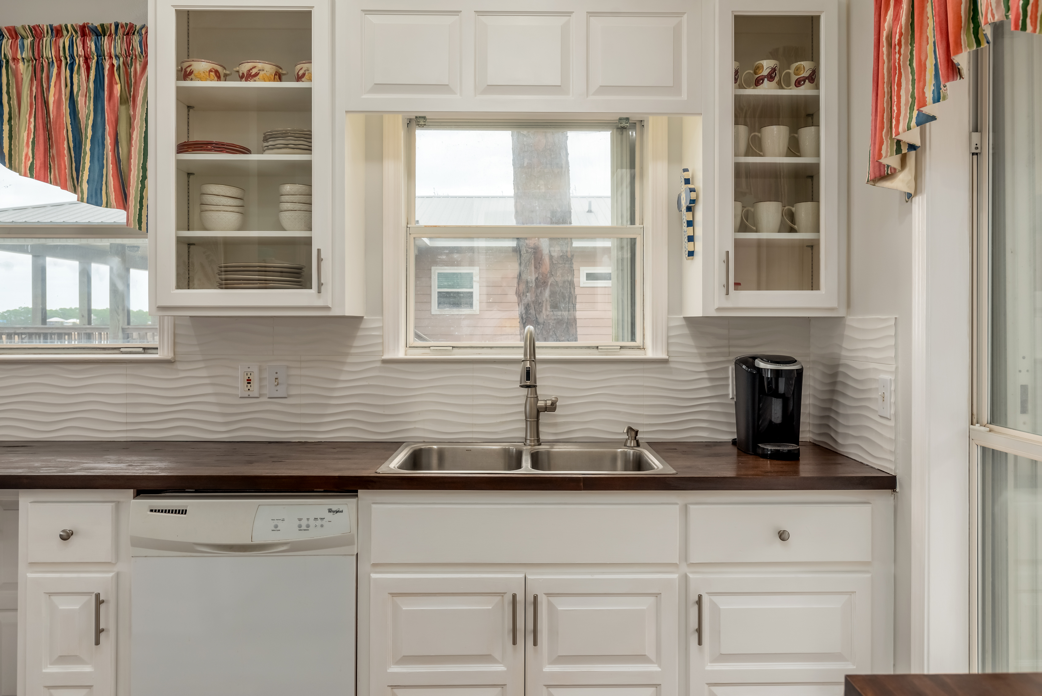 Fully Outfitted Kitchen Screamin Peace