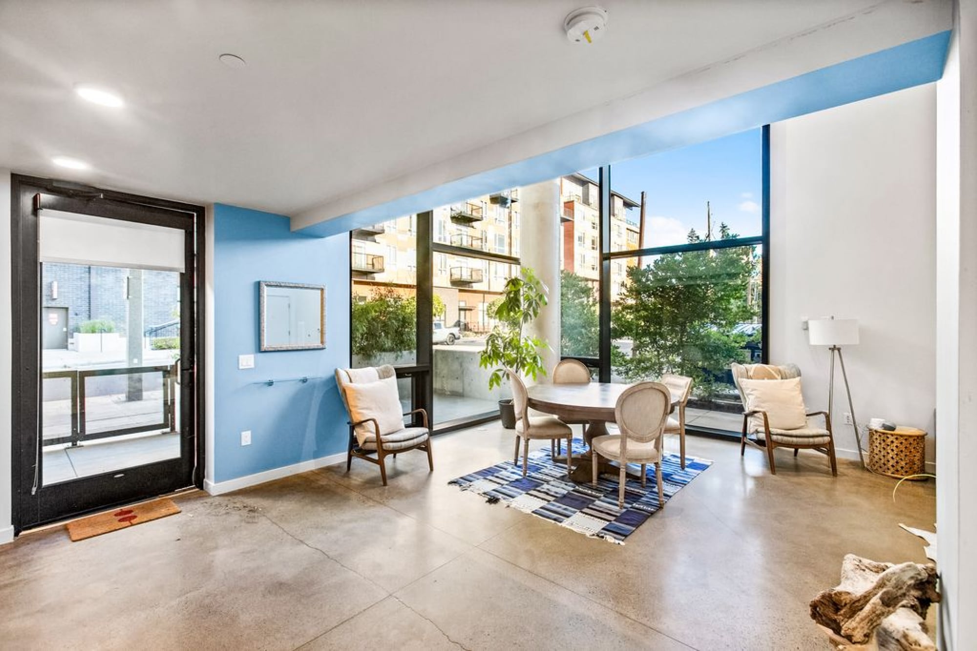 Airy and Open Corner Loft - 92 Walkscore!