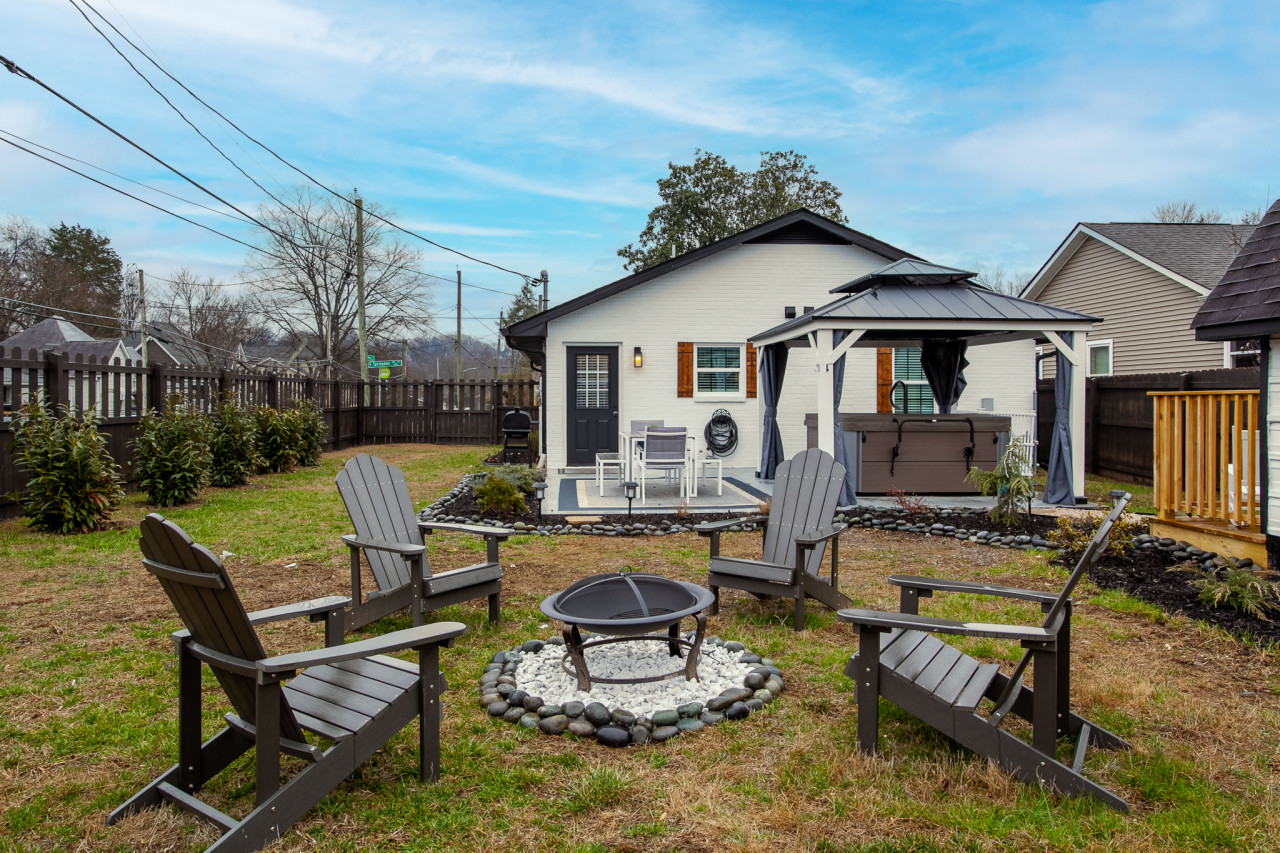 Property Image 1 - Blue Valley Inn - Hot Tub & Spacious Play Area!