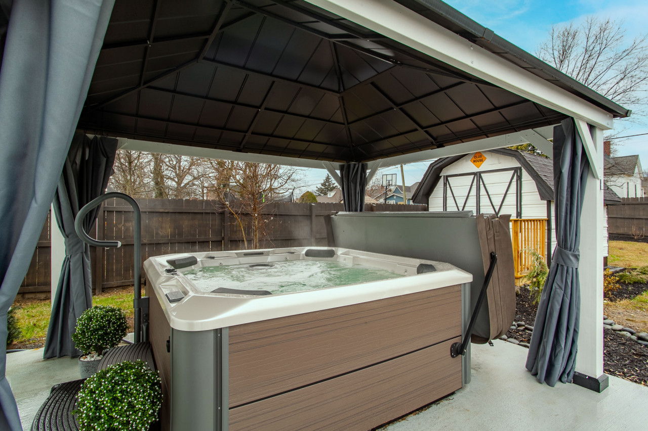 Property Image 2 - Blue Valley Inn - Hot Tub & Spacious Play Area!