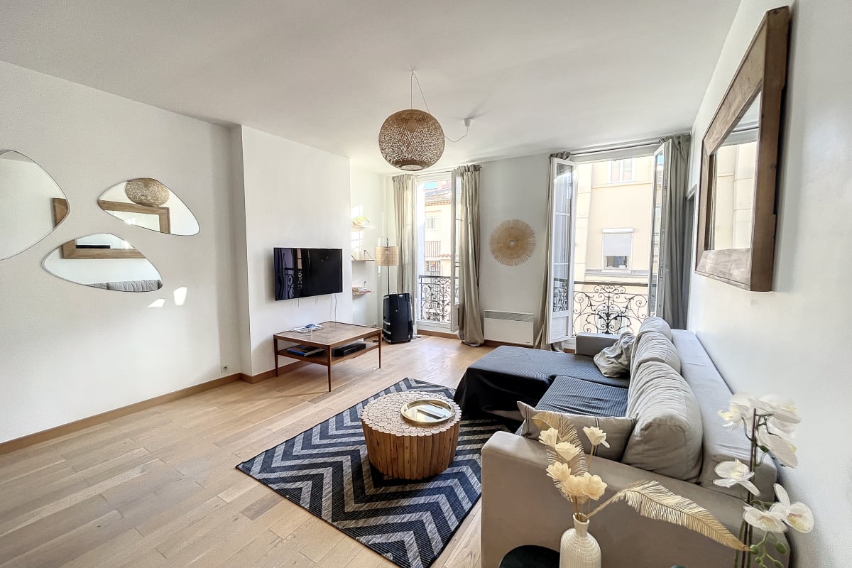 Property Image 2 - Cozy & Bright 2BR flat in Cannes; Old Port &Palais des Festivals at 1 mn