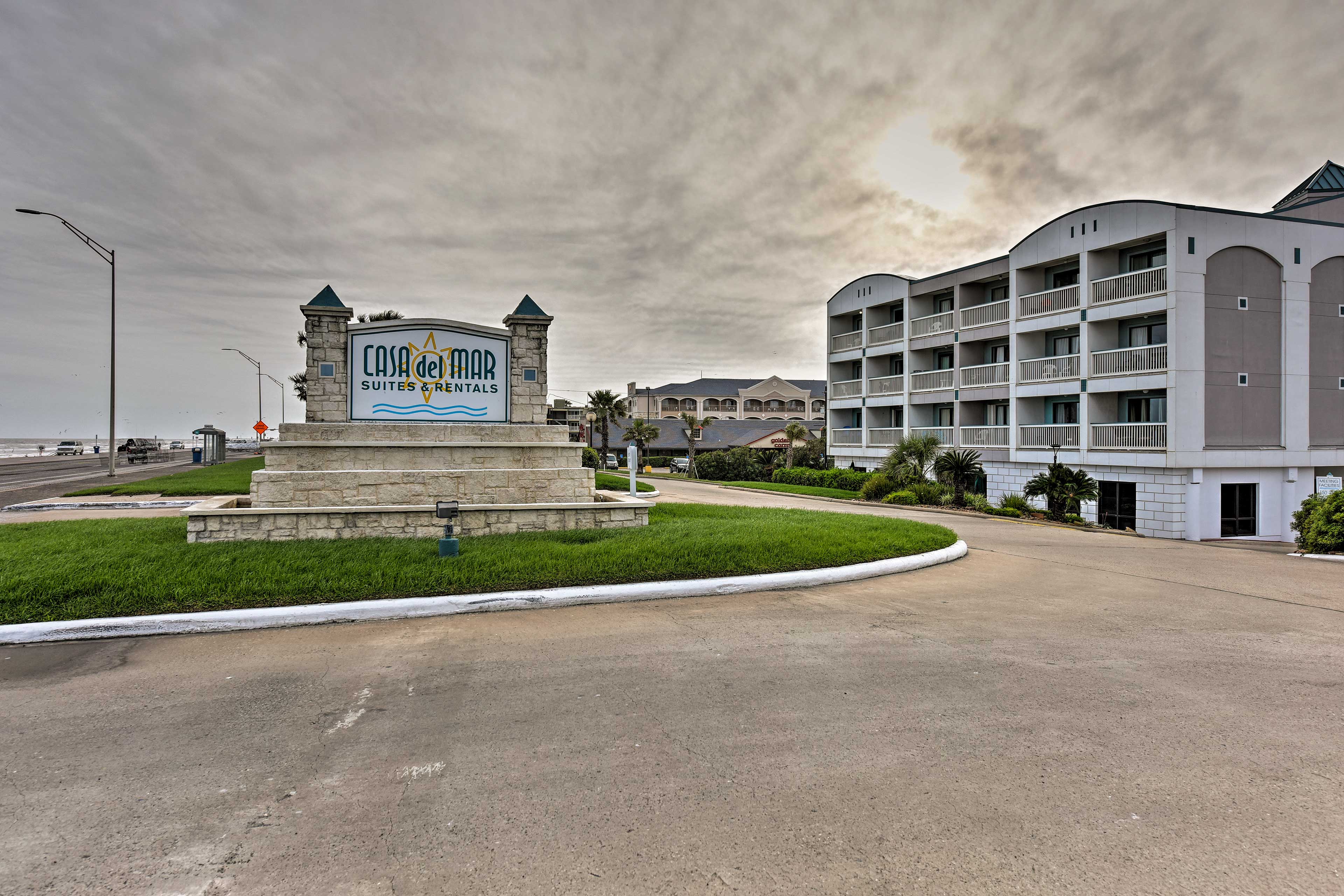 Property Image 1 - Galveston Condo, Walk to Beach & Fishing Pier!