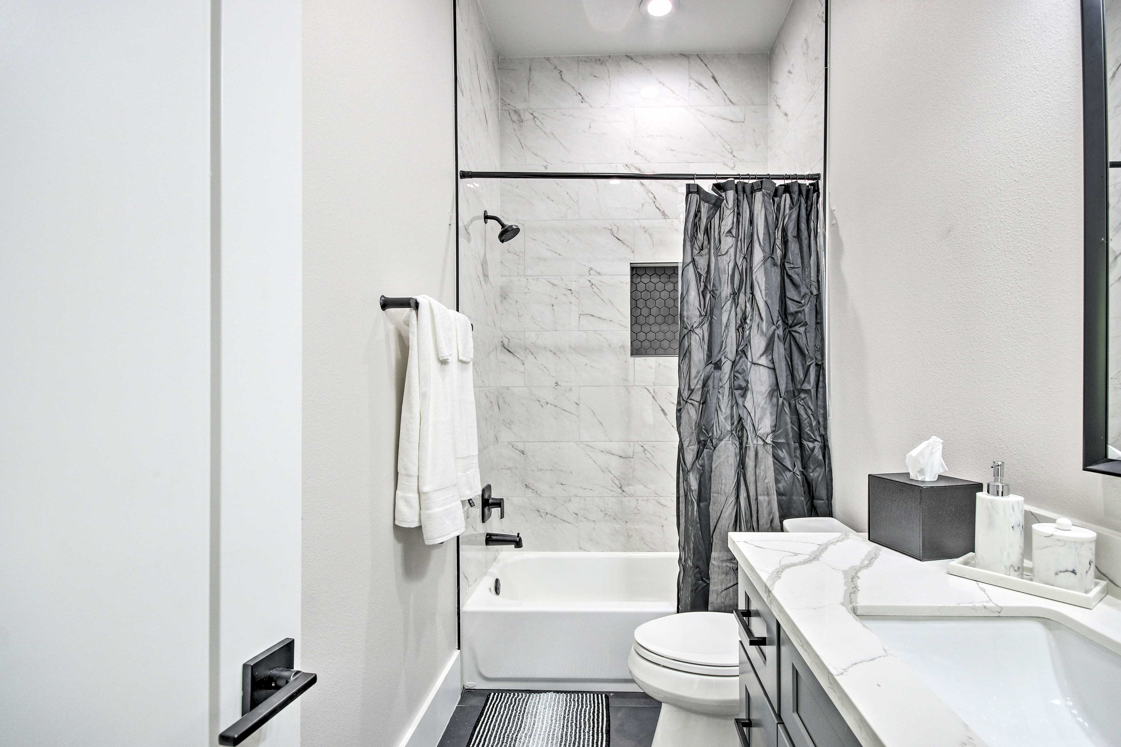 Modern Home w/ Yard: 2 Mi to Downtown Houston!