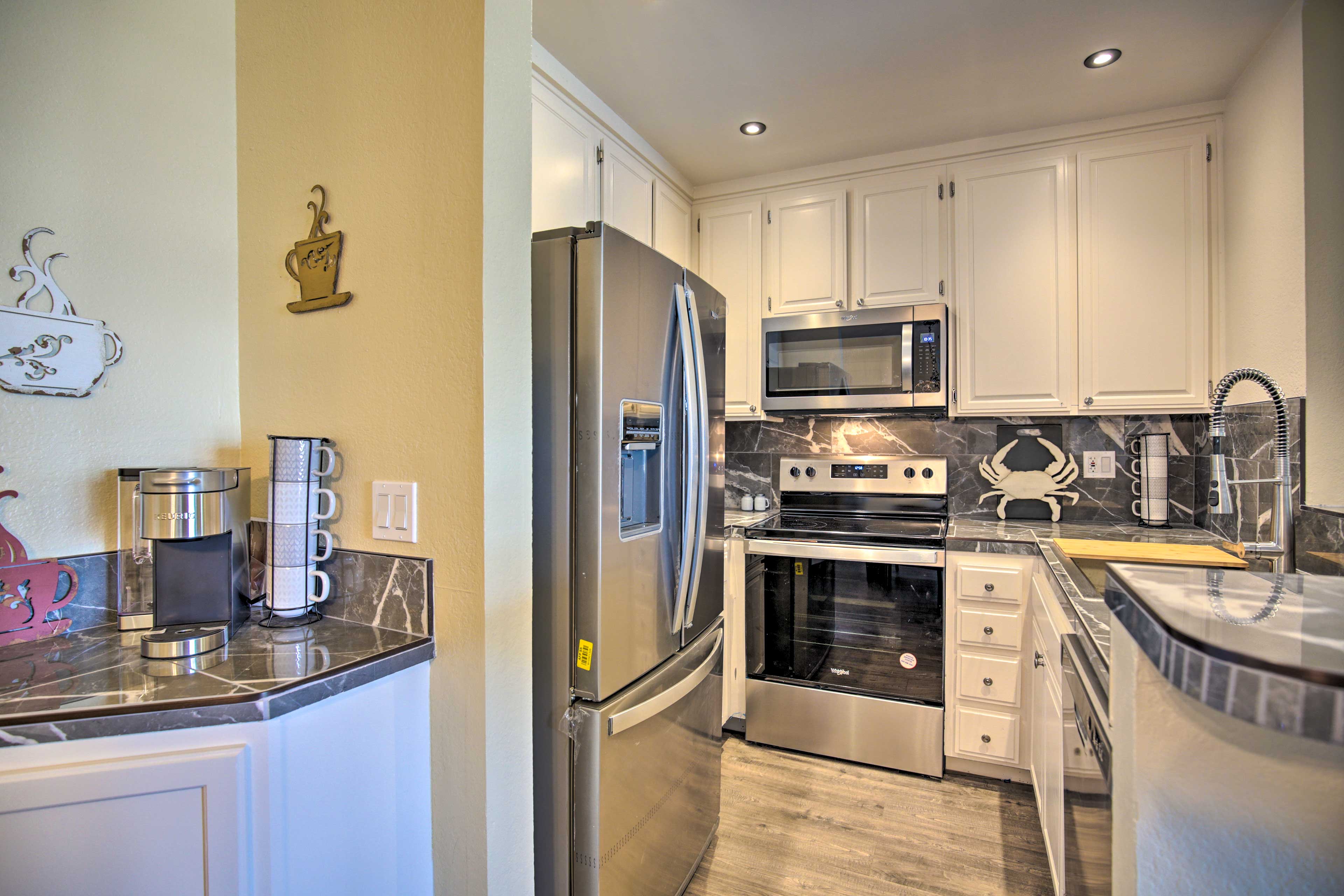 Stunning Oceanside Condo: Walk to the Beach!