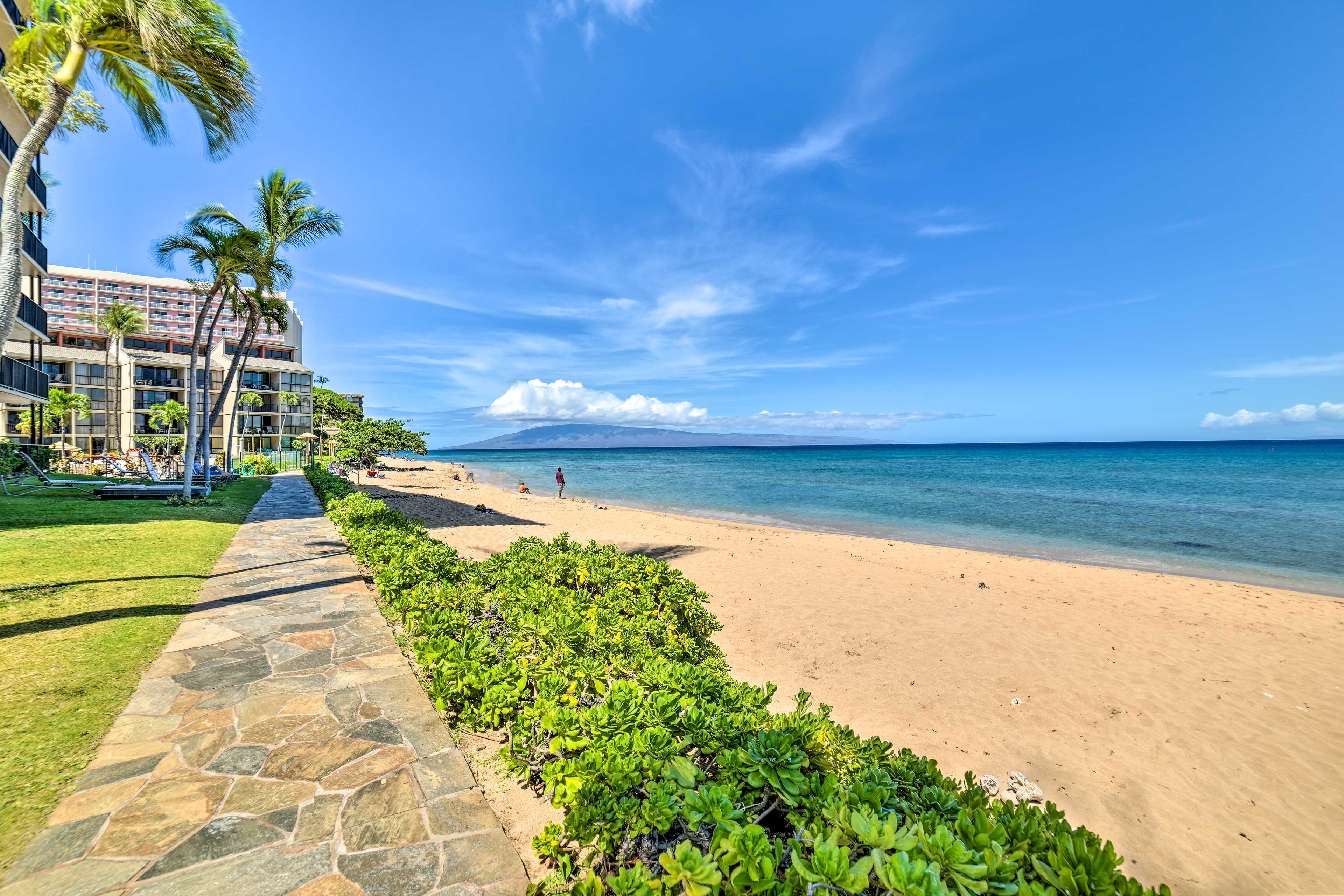 Property Image 2 - Cute Beachfront Condo w/ Lanai & Resort Pools