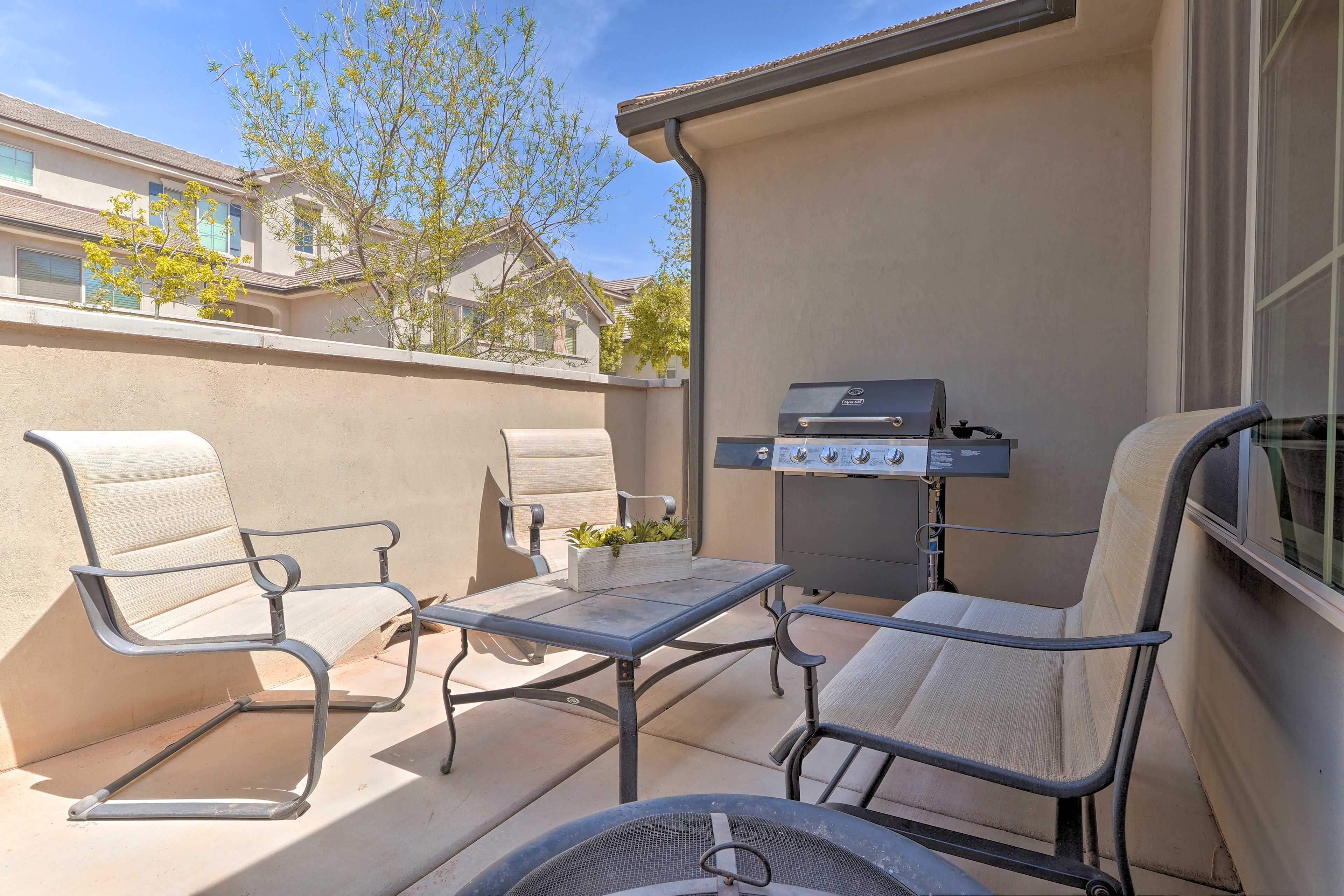 Property Image 2 - ’Blue Sky Get-a-Way’ Townhome w/ Patio, Grill