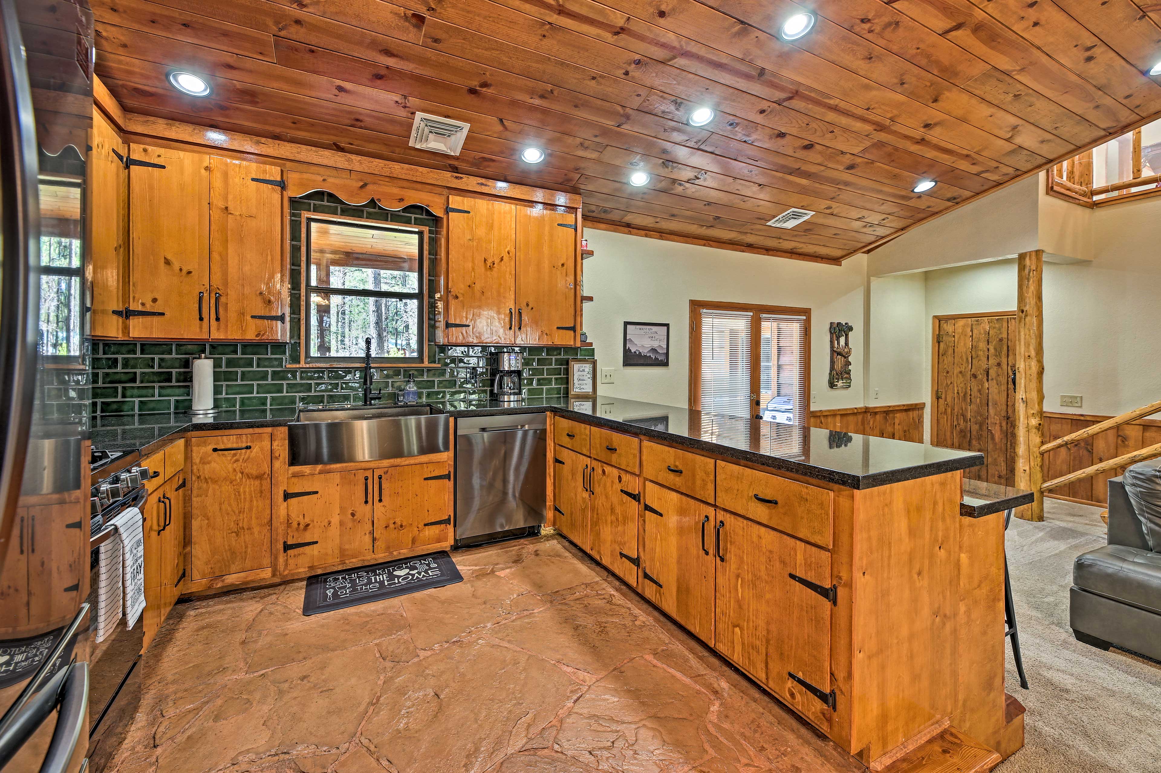 2 Decks & Game Room: Expansive Family Cabin