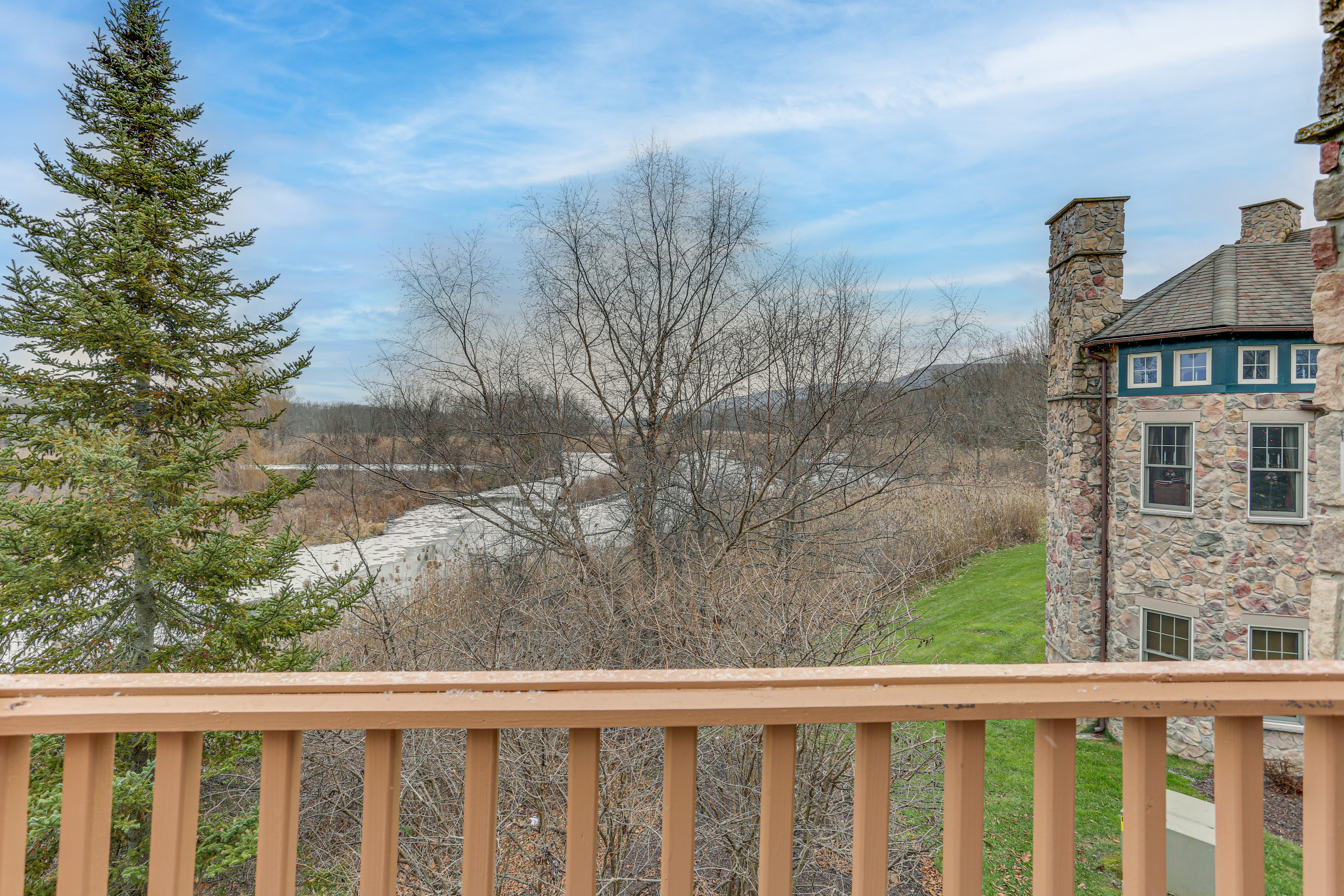 Spacious Condo w/ View < 1 Mi to Mtn Creek Resort!