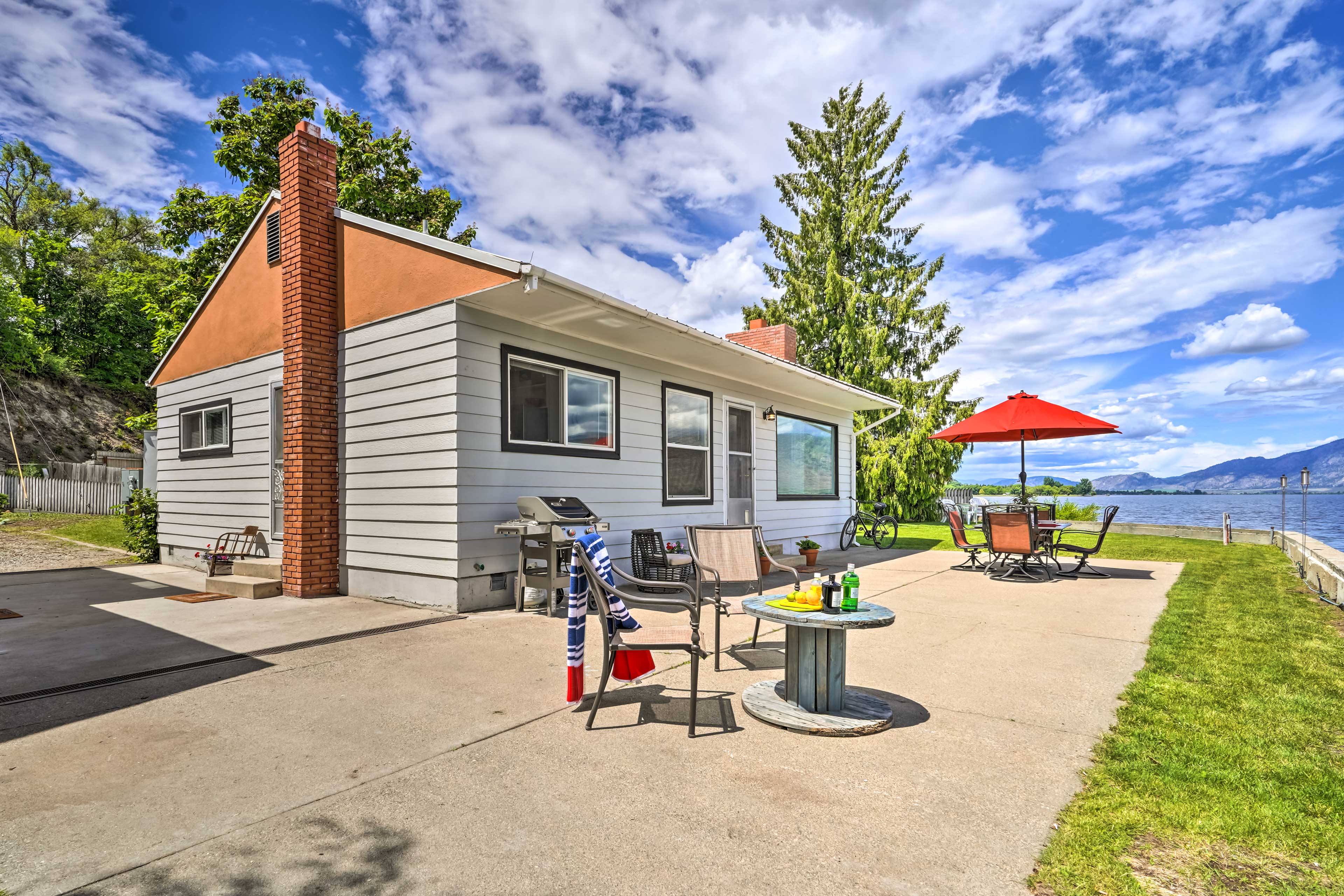 Waterfront Osoyoos Lake Cottage w/ Beach & Patio! Home Rental in Oroville