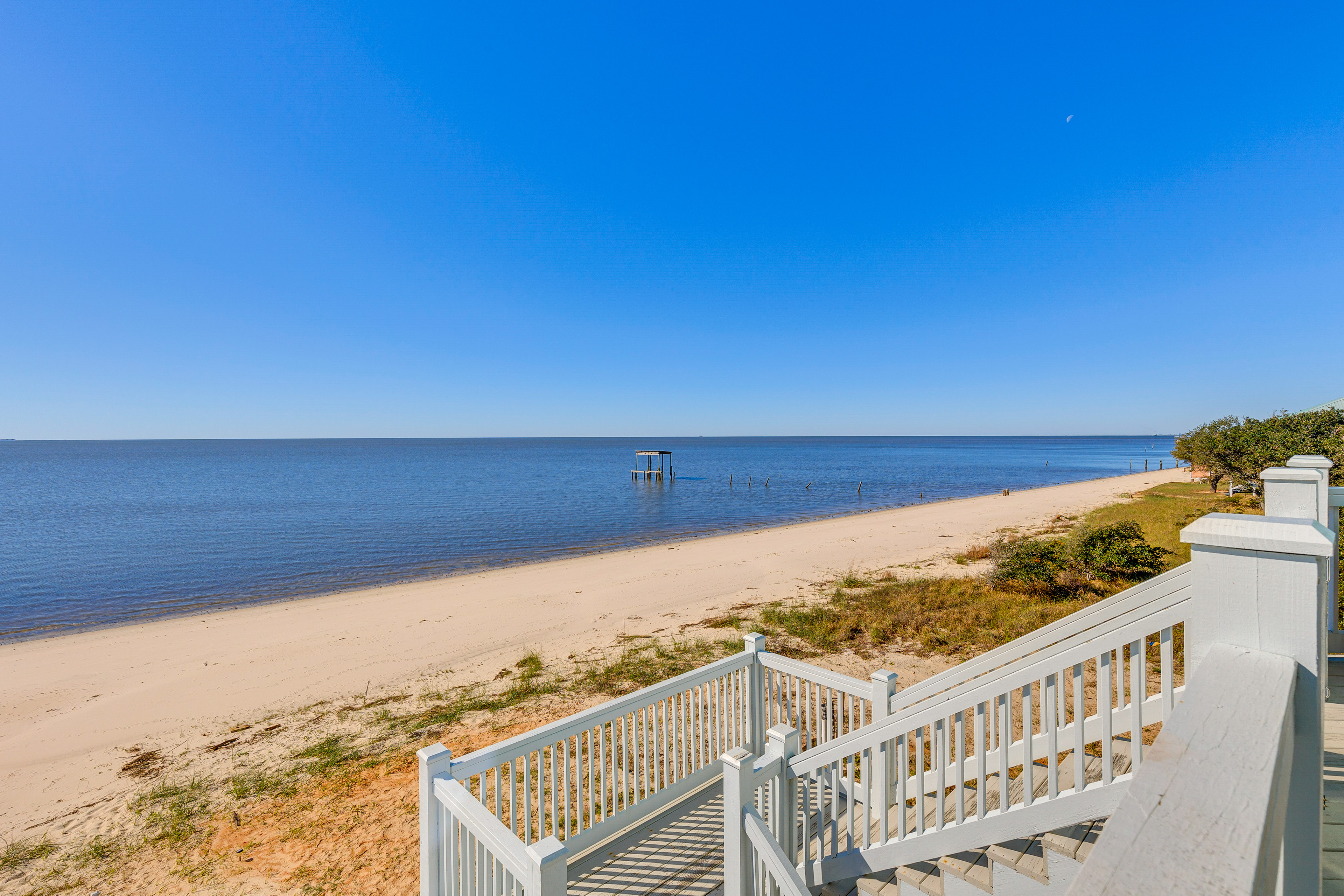 Ocean Springs 'Magnolia Beach House' on Pvt Beach!