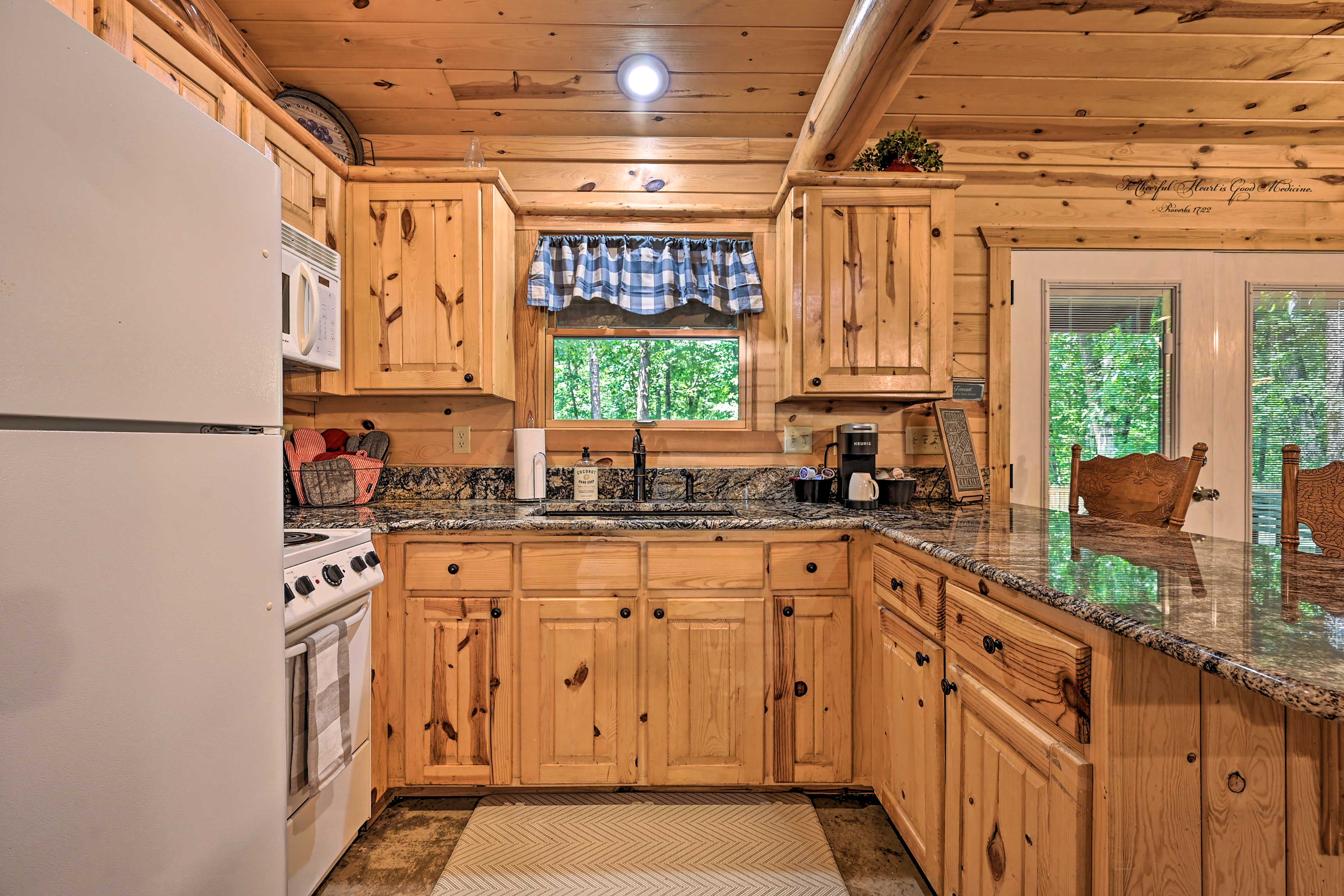 Hot Tub & Deck: Broken Bow 'Azalea House'