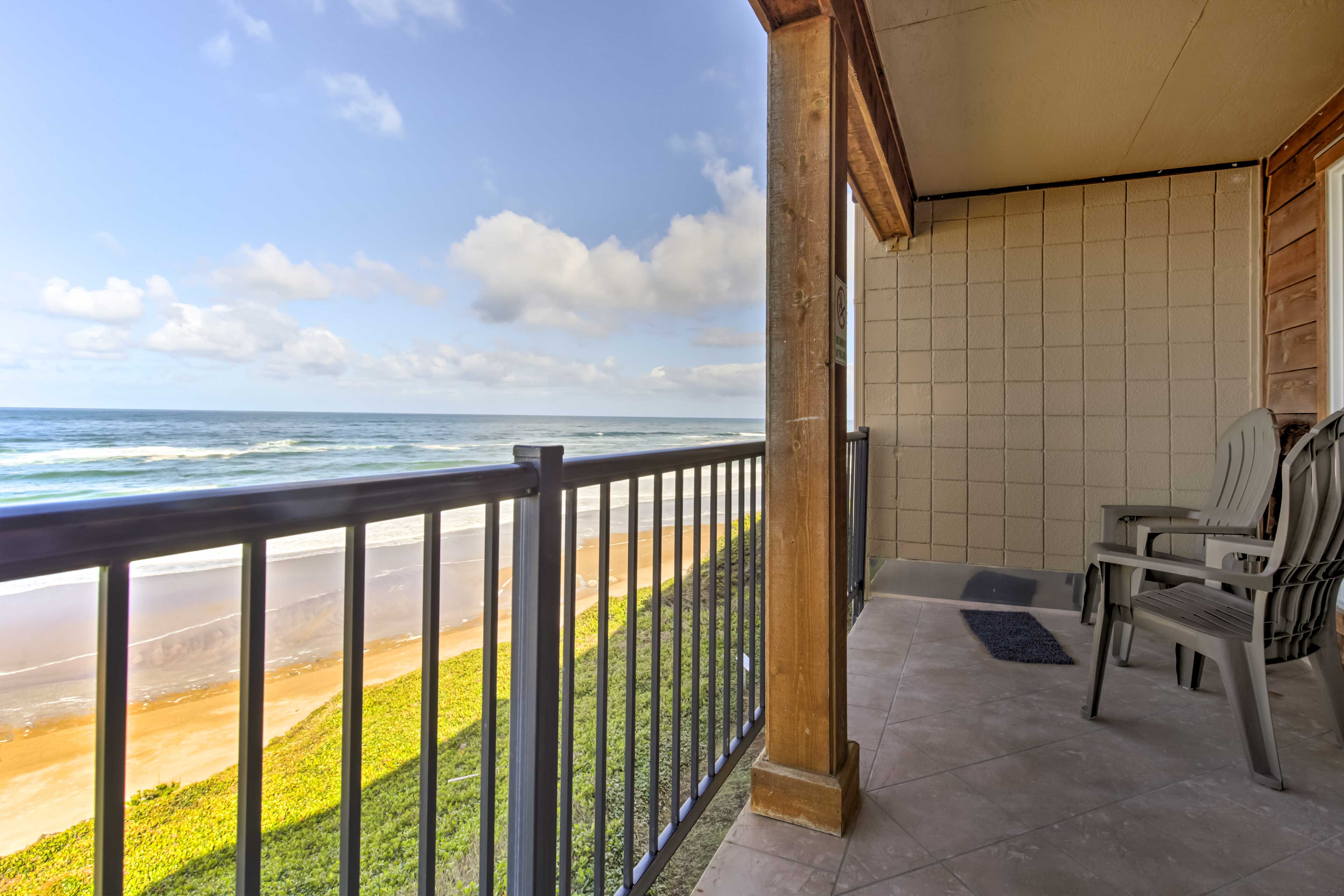 Property Image 1 - Beachfront Lincoln City Condo-Patio & Pool Access!