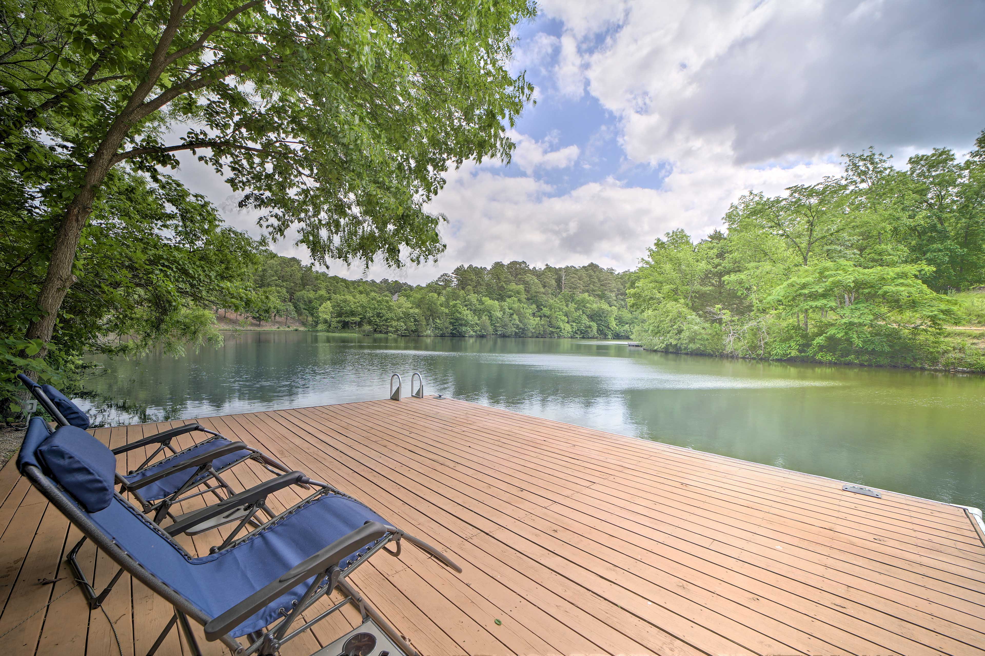 Property Image 2 - The Bella Vista Lakeside Treehouse: Dock & Kayaks!