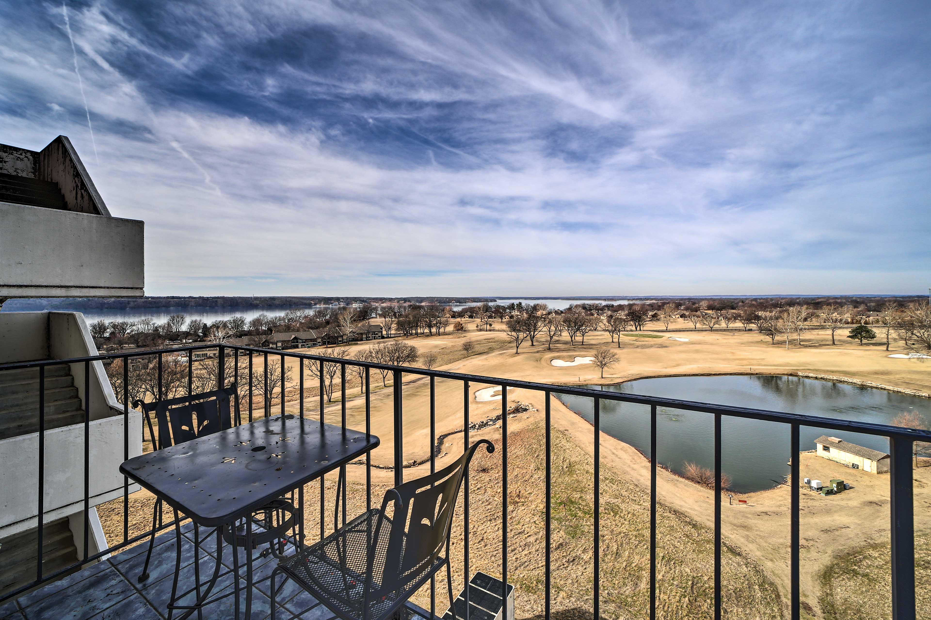 Balcony & Lake View: Modern Condo in Monkey Island
