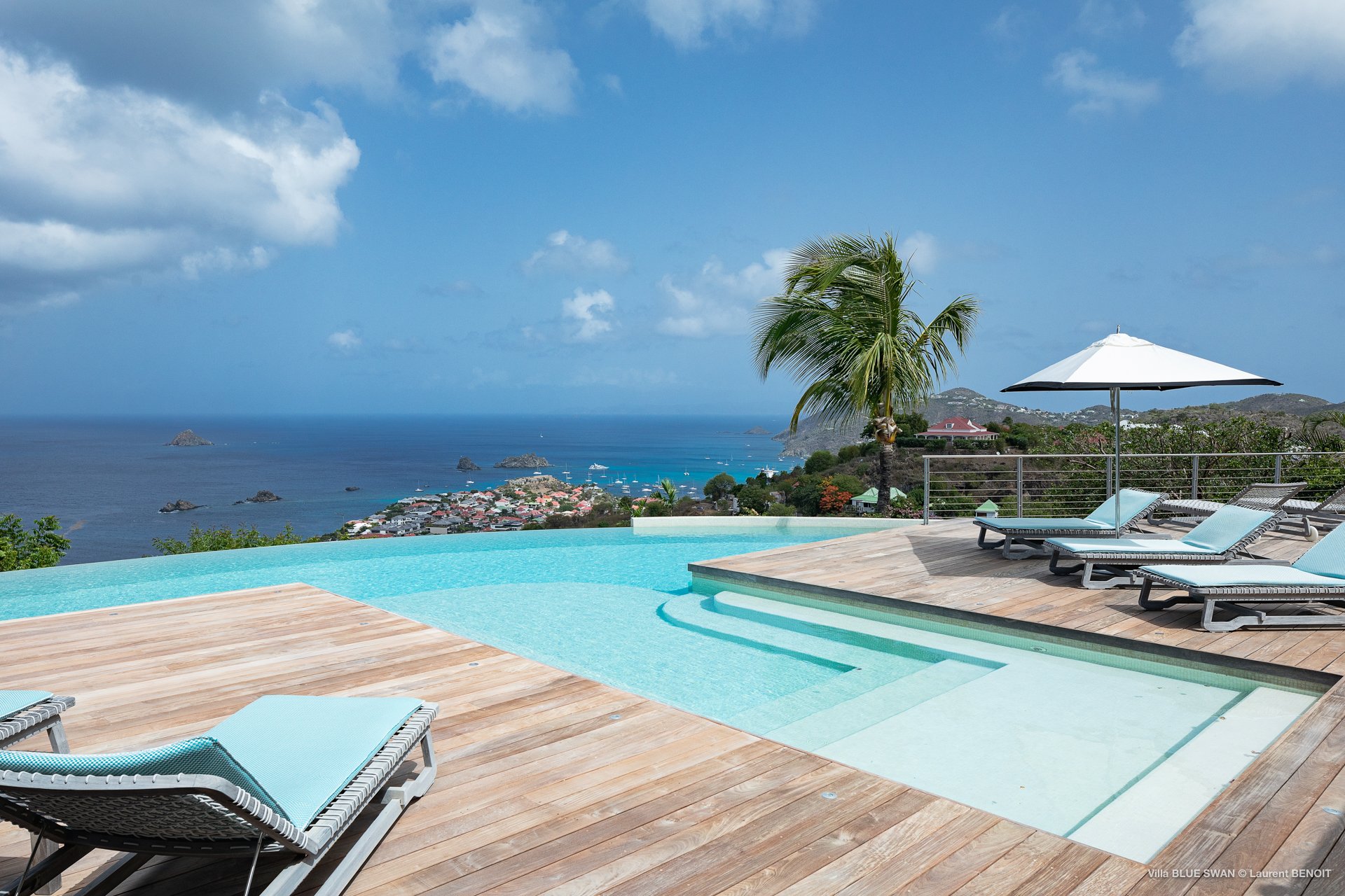 Nice pool, surrounded by a sun deck with 6 lounge chairs. Breathtaking view on the ocean and Gustavia.