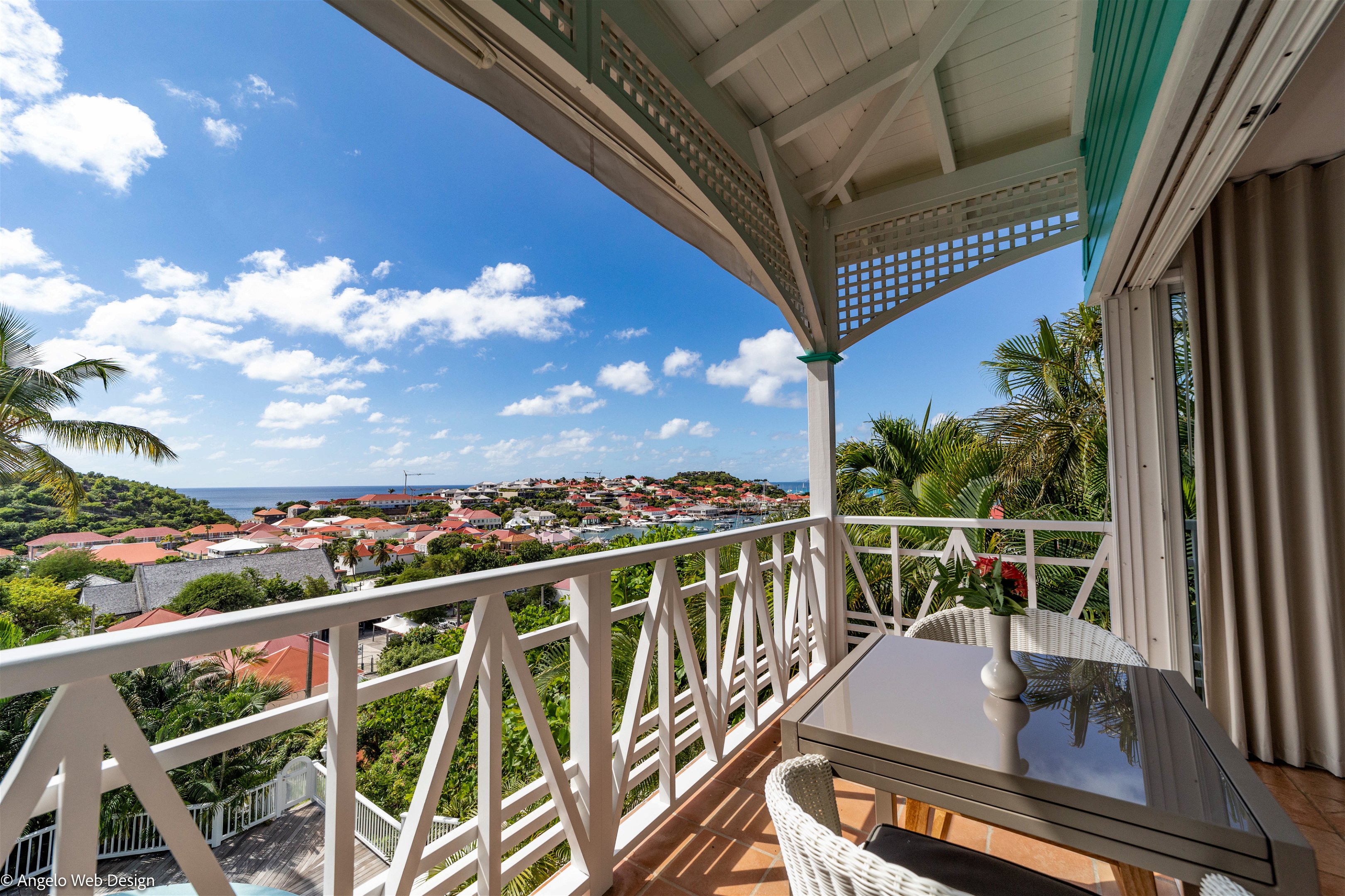 Terrace with dining table. Panoramic views over Gustavia. 