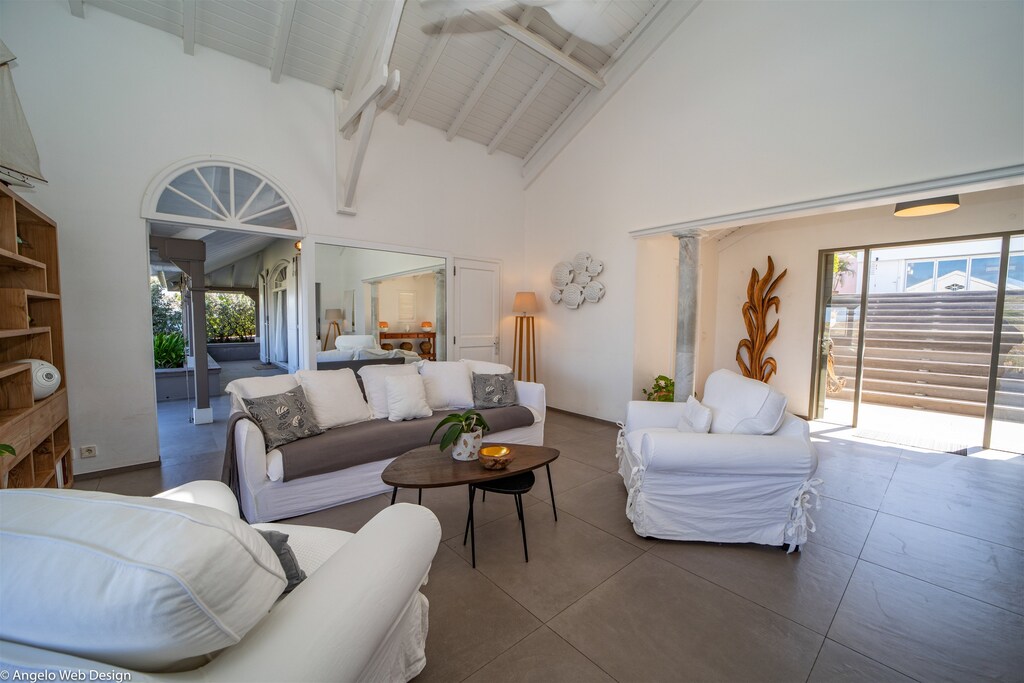 HD-TV, Dish Network, Apple TV, DVD player, ceiling fans. Access to the covered terrace. Ocean view.