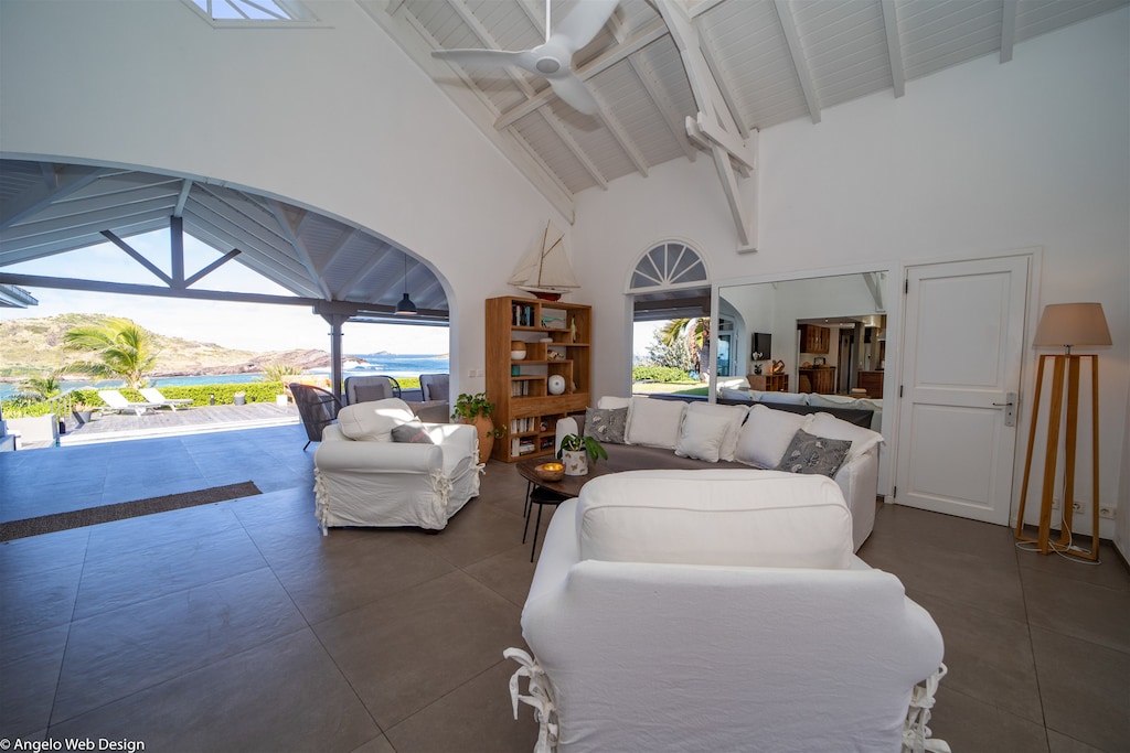 HD-TV, Dish Network, Apple TV, DVD player, ceiling fans. Access to the covered terrace. Ocean view.