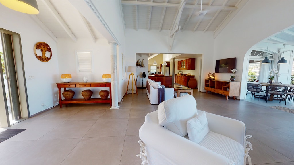 HD-TV, Dish Network, Apple TV, DVD player, ceiling fans. Access to the covered terrace. Ocean view.