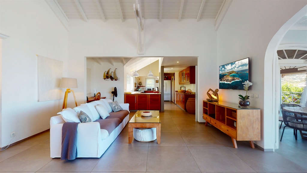 HD-TV, Dish Network, Apple TV, DVD player, ceiling fans. Access to the covered terrace. Ocean view.