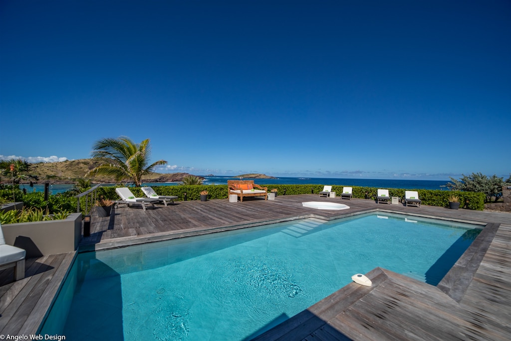 Nice heated pool 6 x 11m, expansive terrace with deck chairs and loungers. Heated jacuzzi on the terrace. 