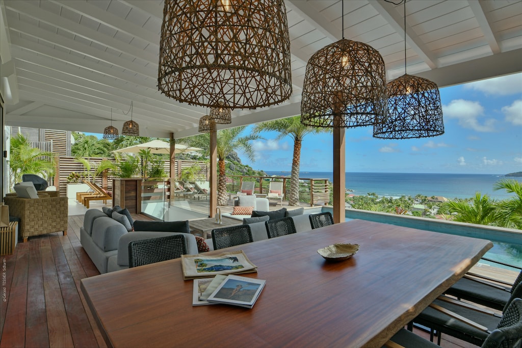 Fully equipped. Electric oven, gas stove, microwave, refrigerator, mixer, centrifuge, freezer, dishwasher, Nespresso machine, blender, kettle, toaster, breakfast bar. Large dining table for 10 guests. 