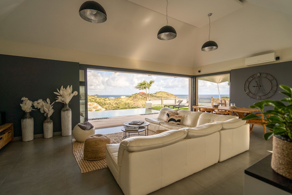 HD-TV, Dish Network, Apple TV, DVD Player, Bose sound system.