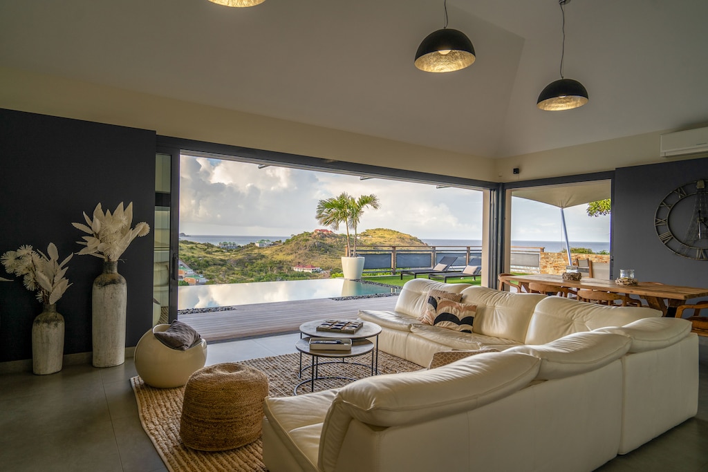 HD-TV, Dish Network, Apple TV, DVD Player, Bose sound system.