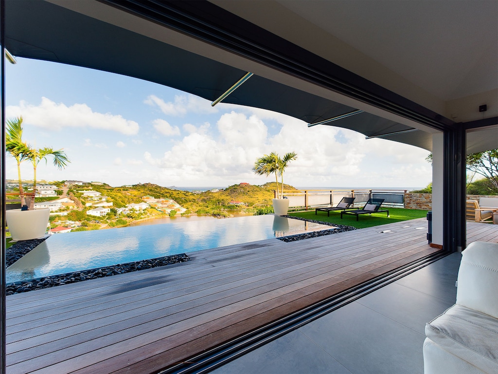 HD-TV, Dish Network, Apple TV, DVD Player, Bose sound system.