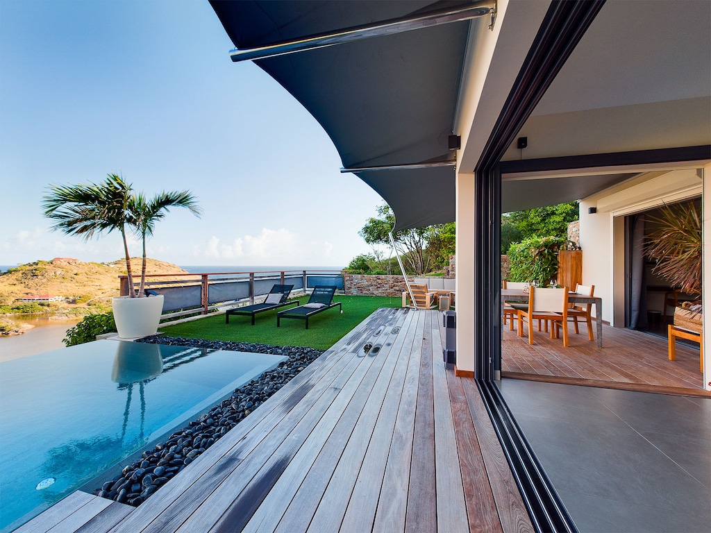 HD-TV, Dish Network, Apple TV, DVD Player, Bose sound system.