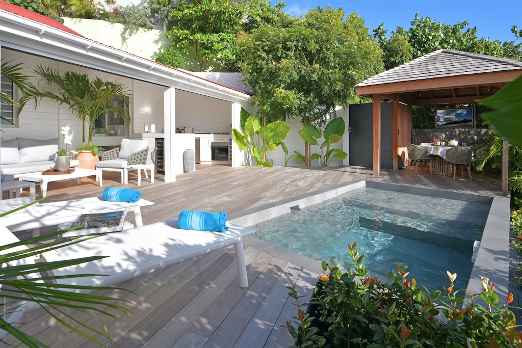 Beautiful pool facing the panoramic views, nice terrace with deckchairs. Gas barbecue. 