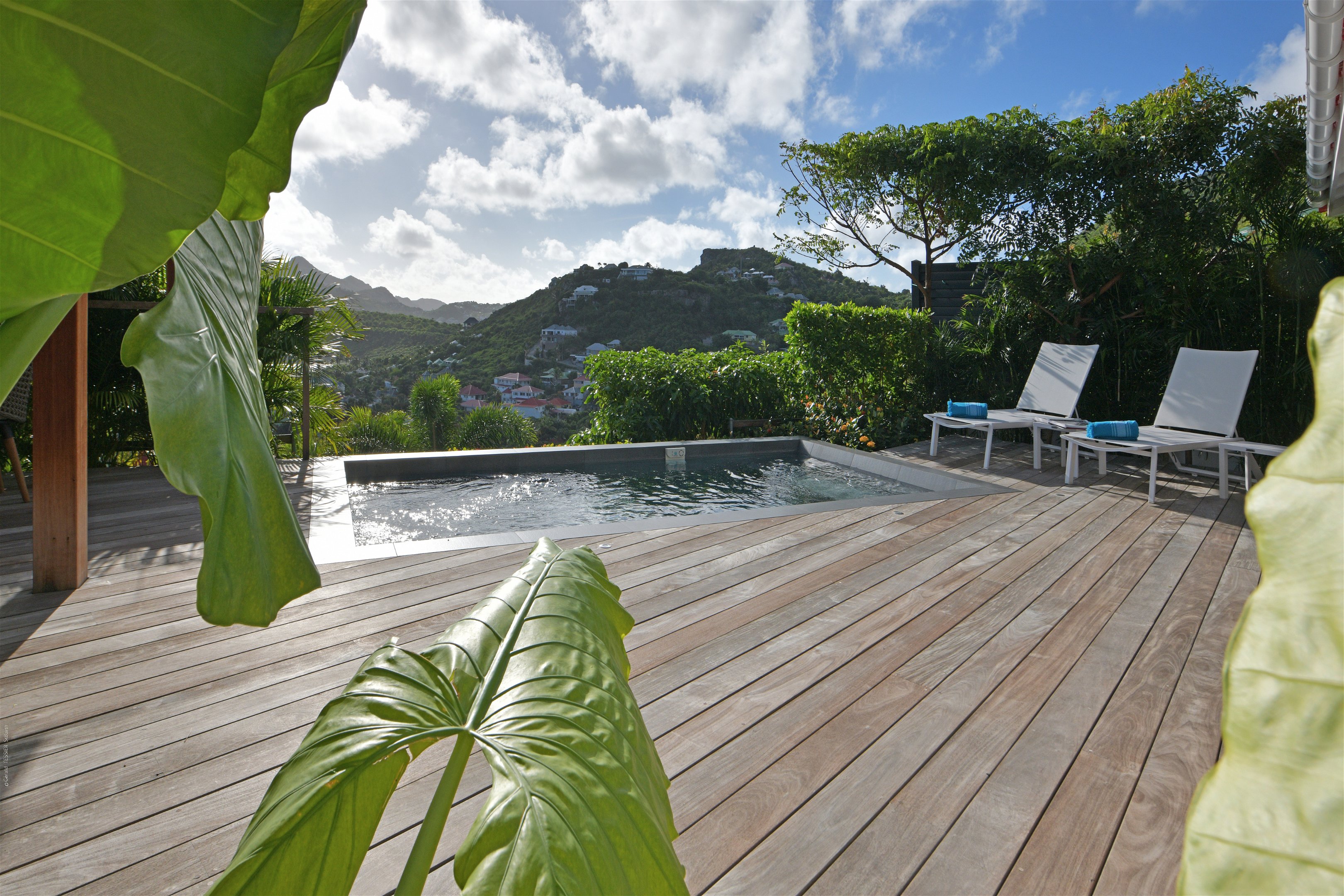 Beautiful pool facing the panoramic views, nice terrace with deckchairs. Gas barbecue. 