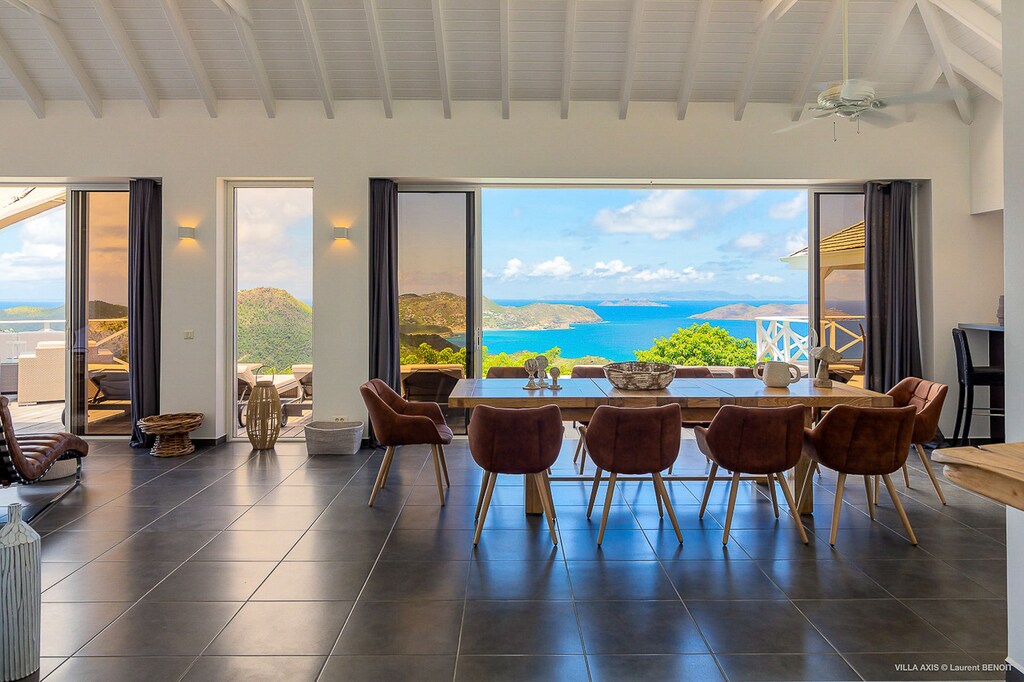 Fully equipped kichen, oven, microwave, filter coffee maker and Nespresso coffee machine, centrifuge, blender, three refrigerators, separate freezer, dishwasher, wine cellar, electric kettle, blender, toaster. Indoor dining table for 8 people, and outdoor