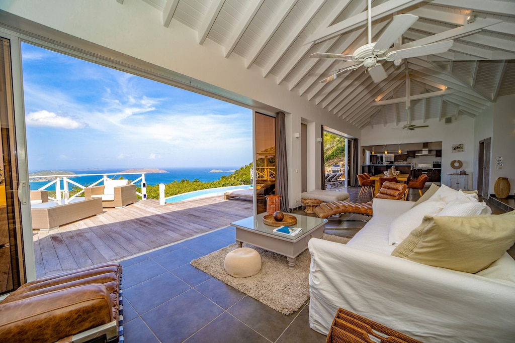 Nice lounge area opening onto the terrace and the view. 