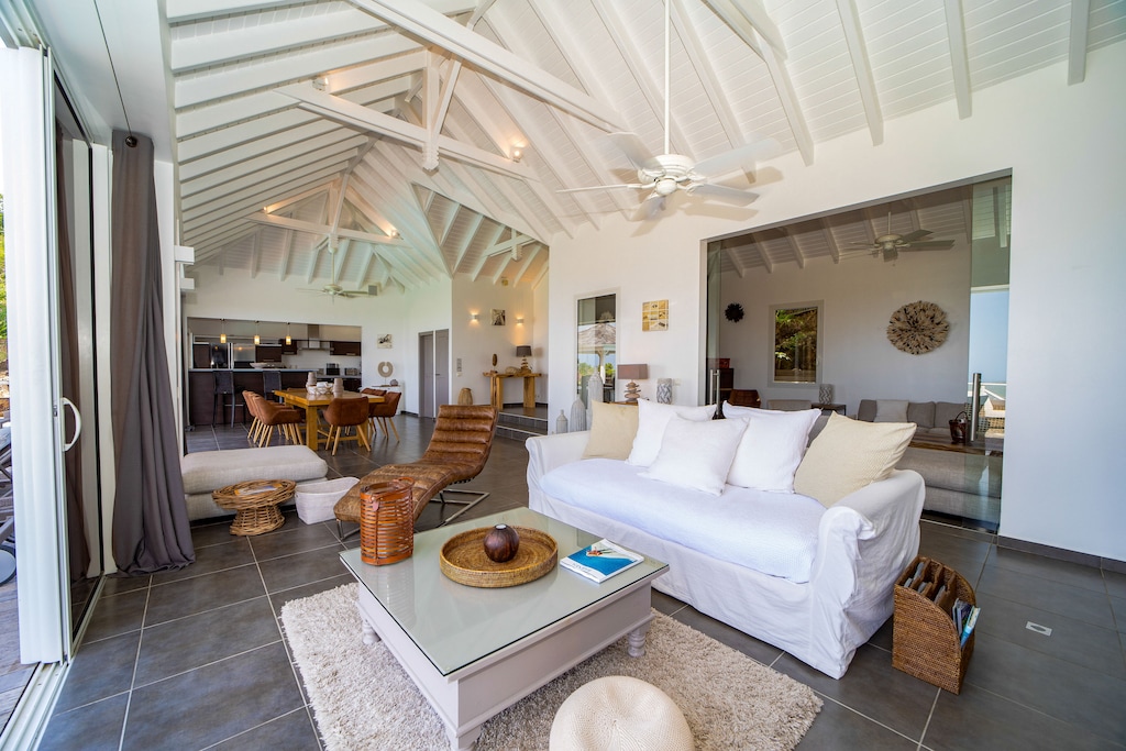 Nice lounge area opening onto the terrace and the view. 