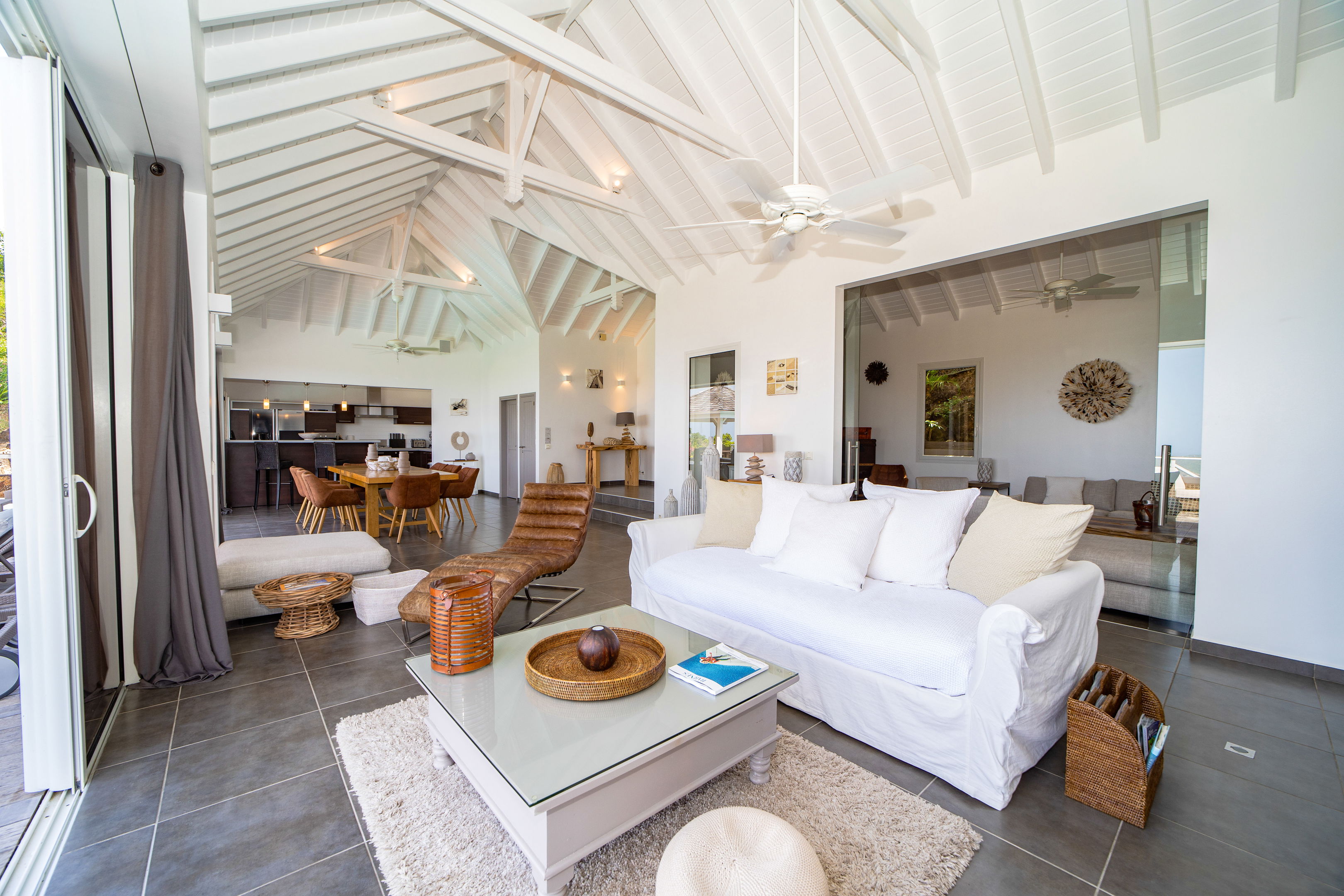 Nice lounge area opening onto the terrace and the view. 