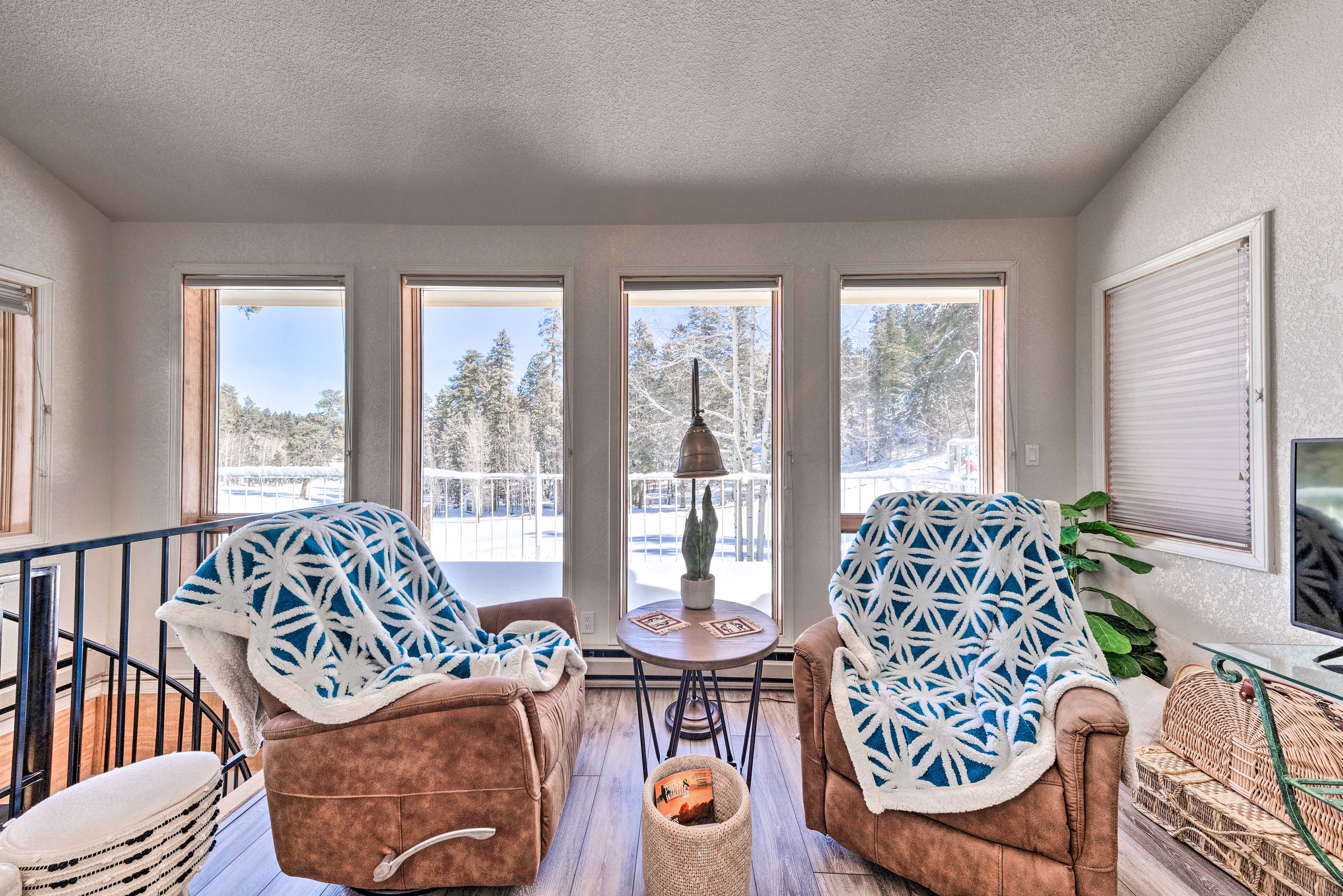 Bright Cloudcroft Condo w/ Game Room + Deck!