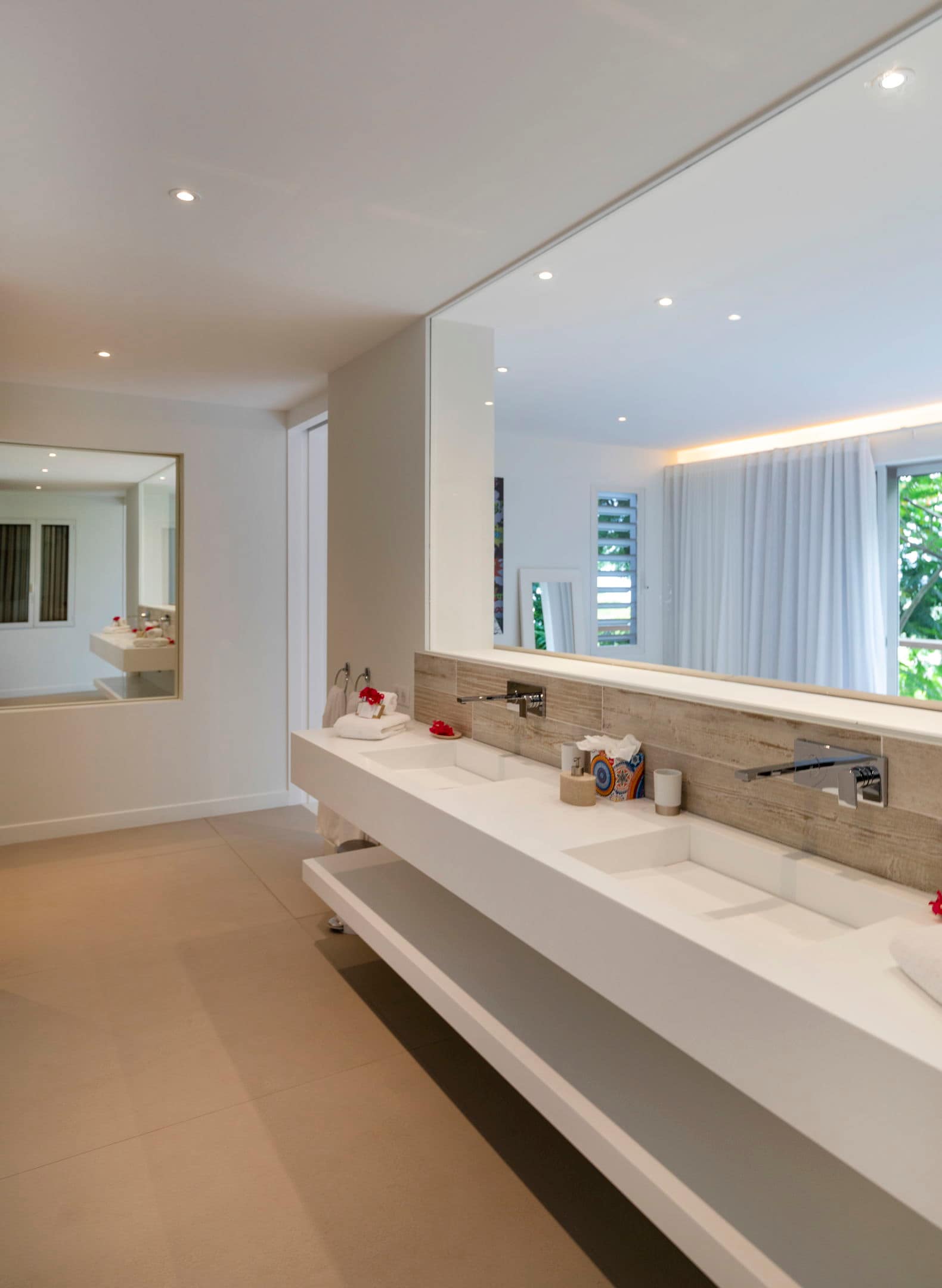 Located on the lower level, next to the fitness room. King size bed, air conditioning, HD-TV, Apple TV, Sonos sound system. Ensuite bathroom with double sink and an Italian shower. Private terrace. 