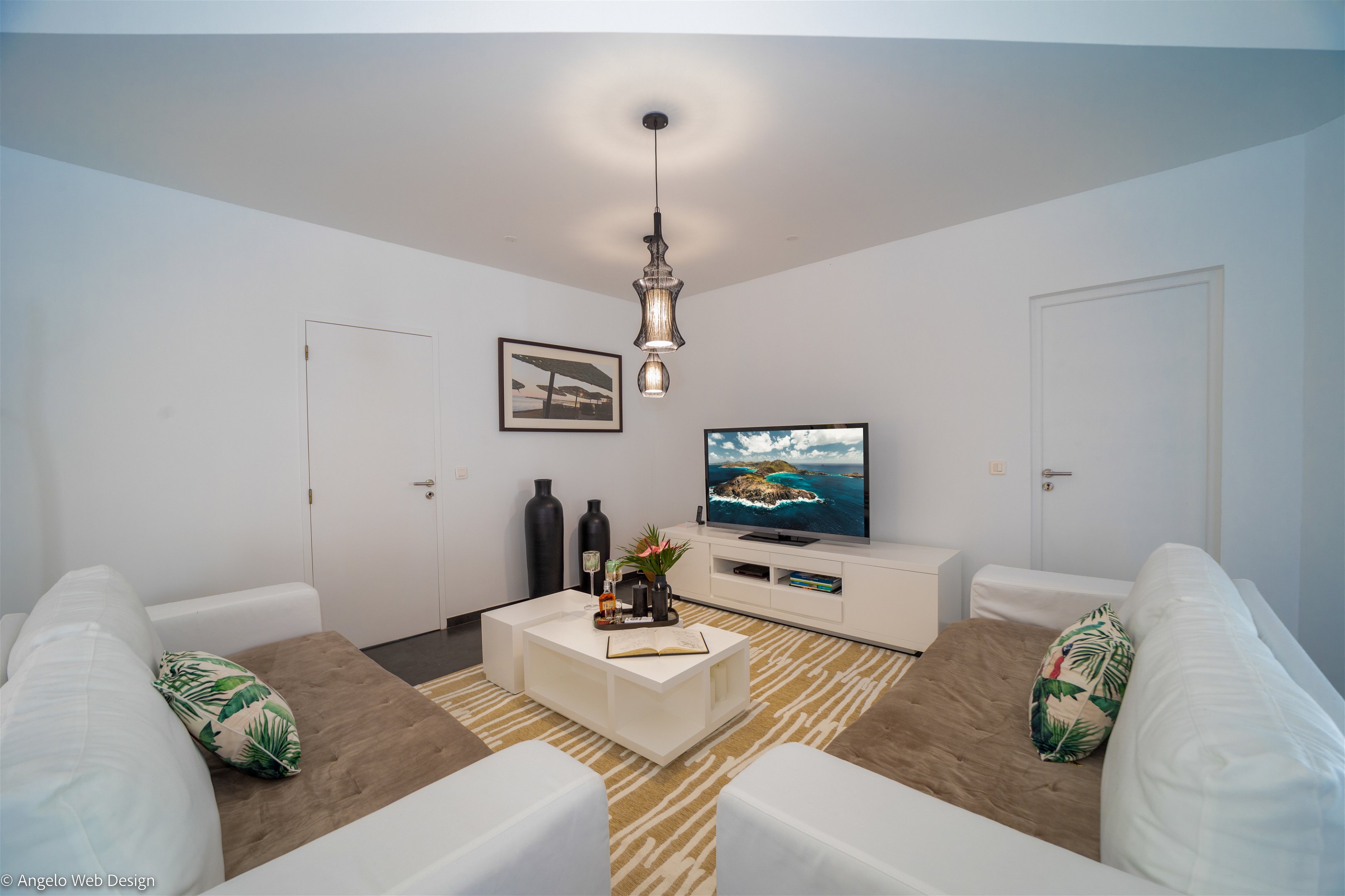 HD-TV, Apple TV, Canal Satellite, Sonos sound system, ceiling fan. An adjoining living area on the covered terrace. 
