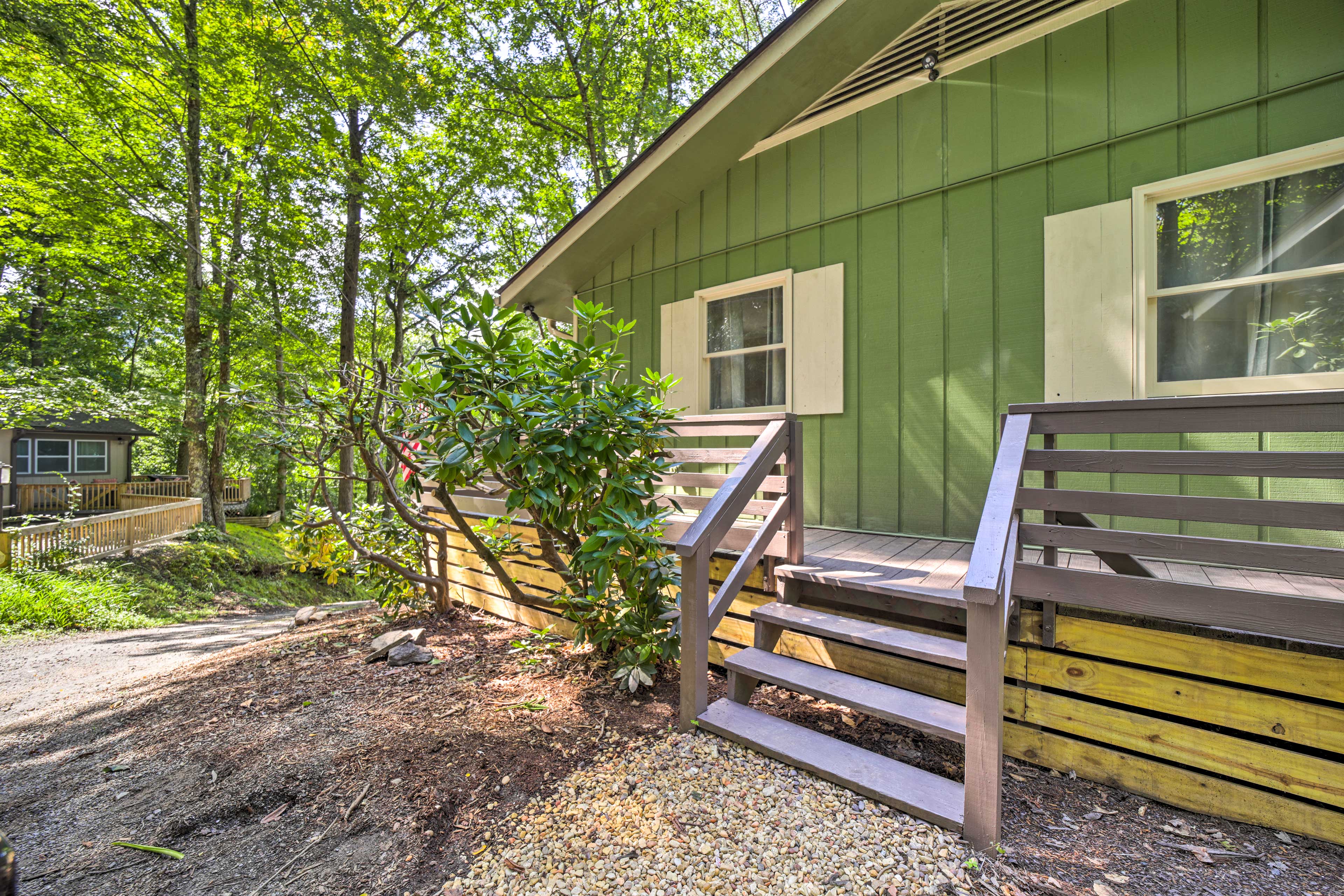 Charming Maggie Valley Getaway w/ Fire Pit!