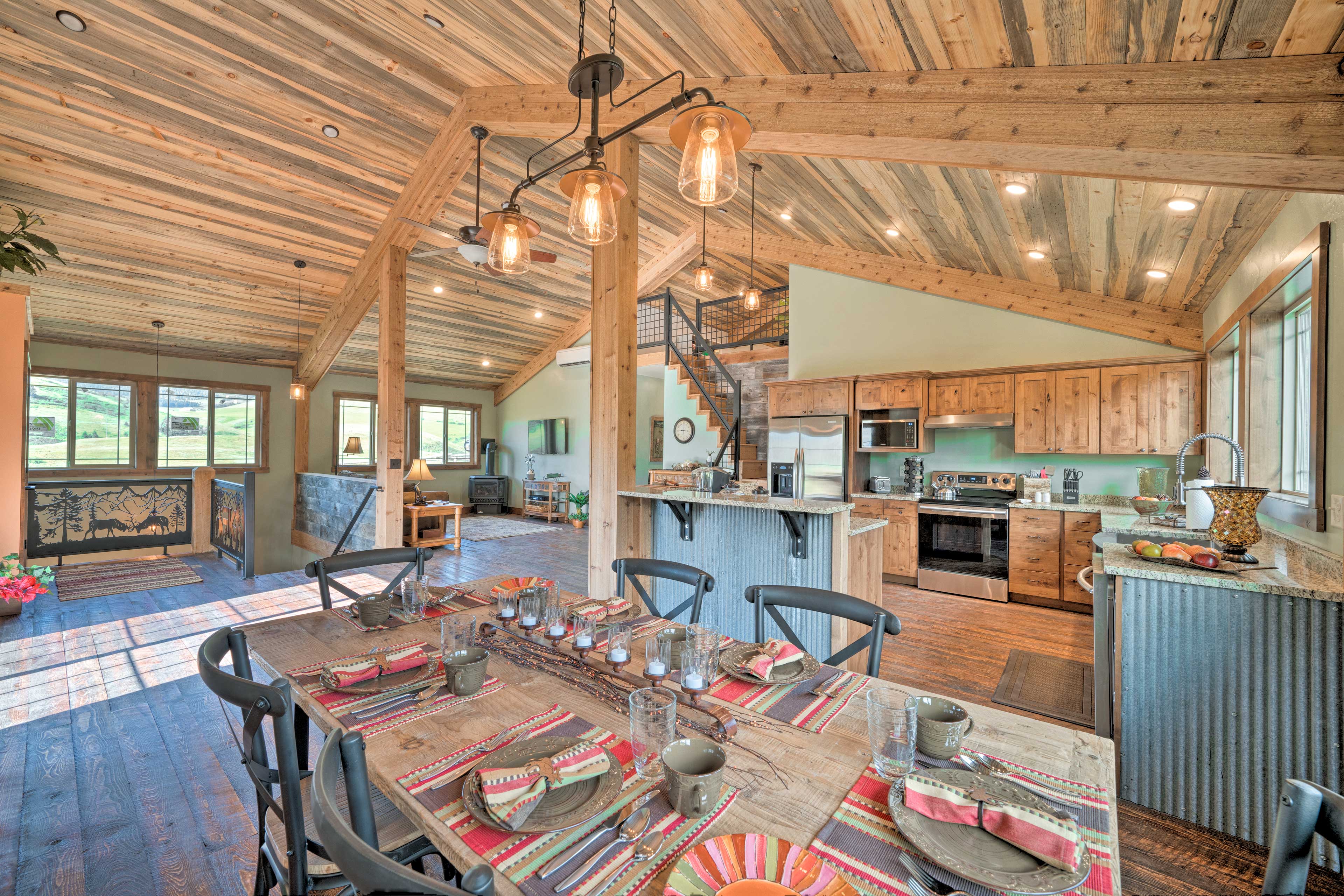 Custom Livingston Apt w/ Balcony + Mountain Views!