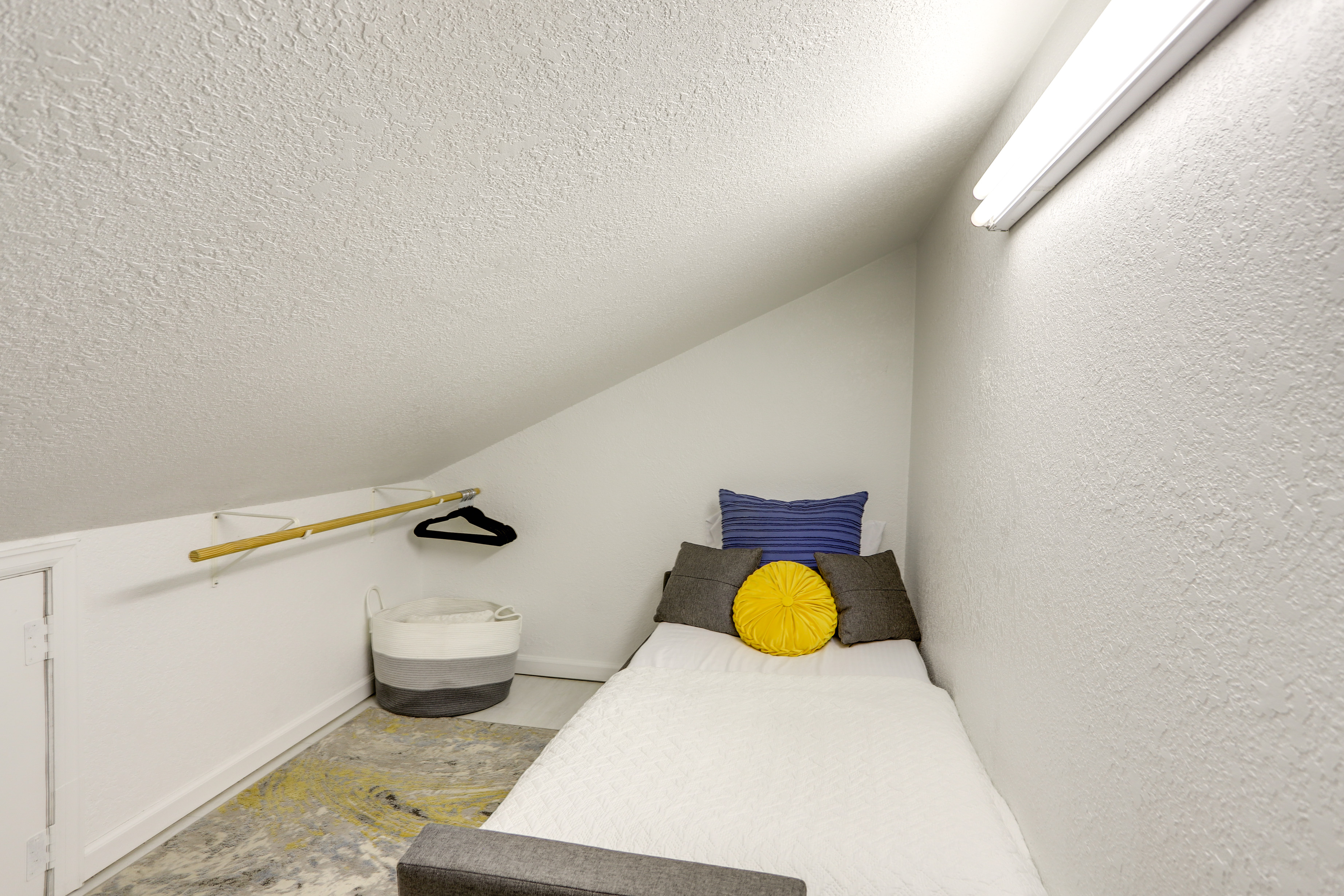 Charming Condo on Lake Erie w/ Community Pool