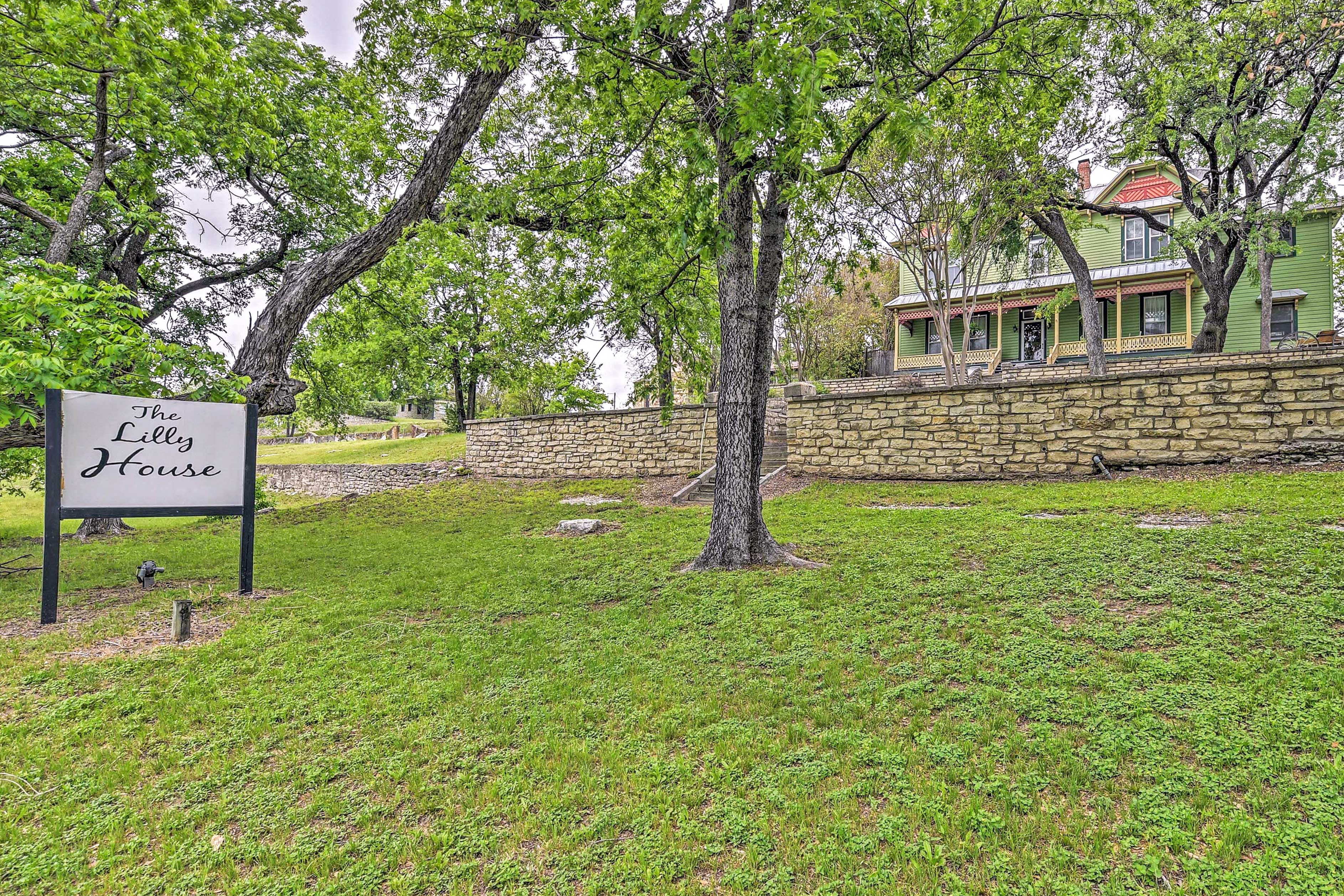 The Lilly House: Historic Glen Rose Home w/ Porch!