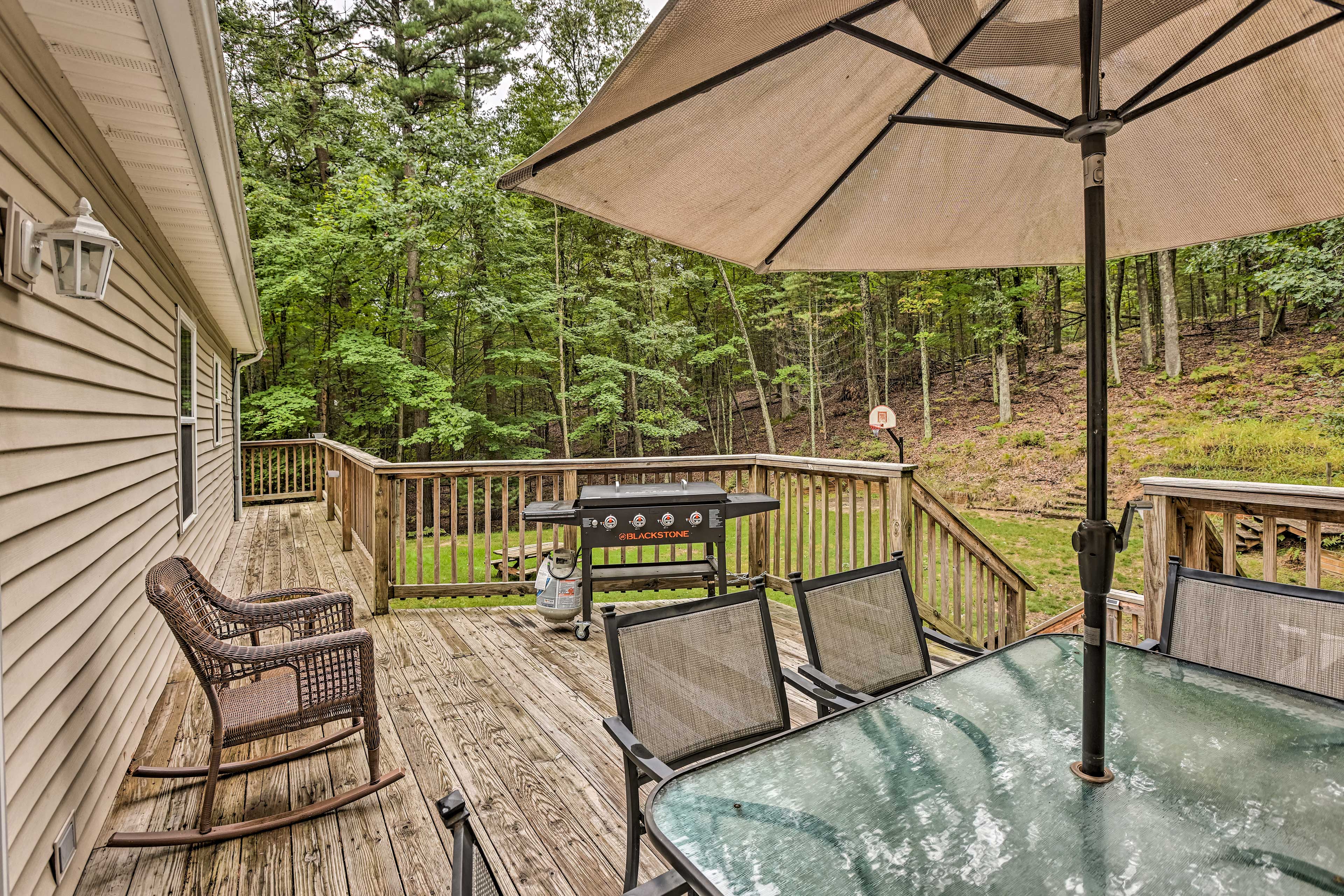 Charming Pentwater Home w/ Fire Pit & Yard!