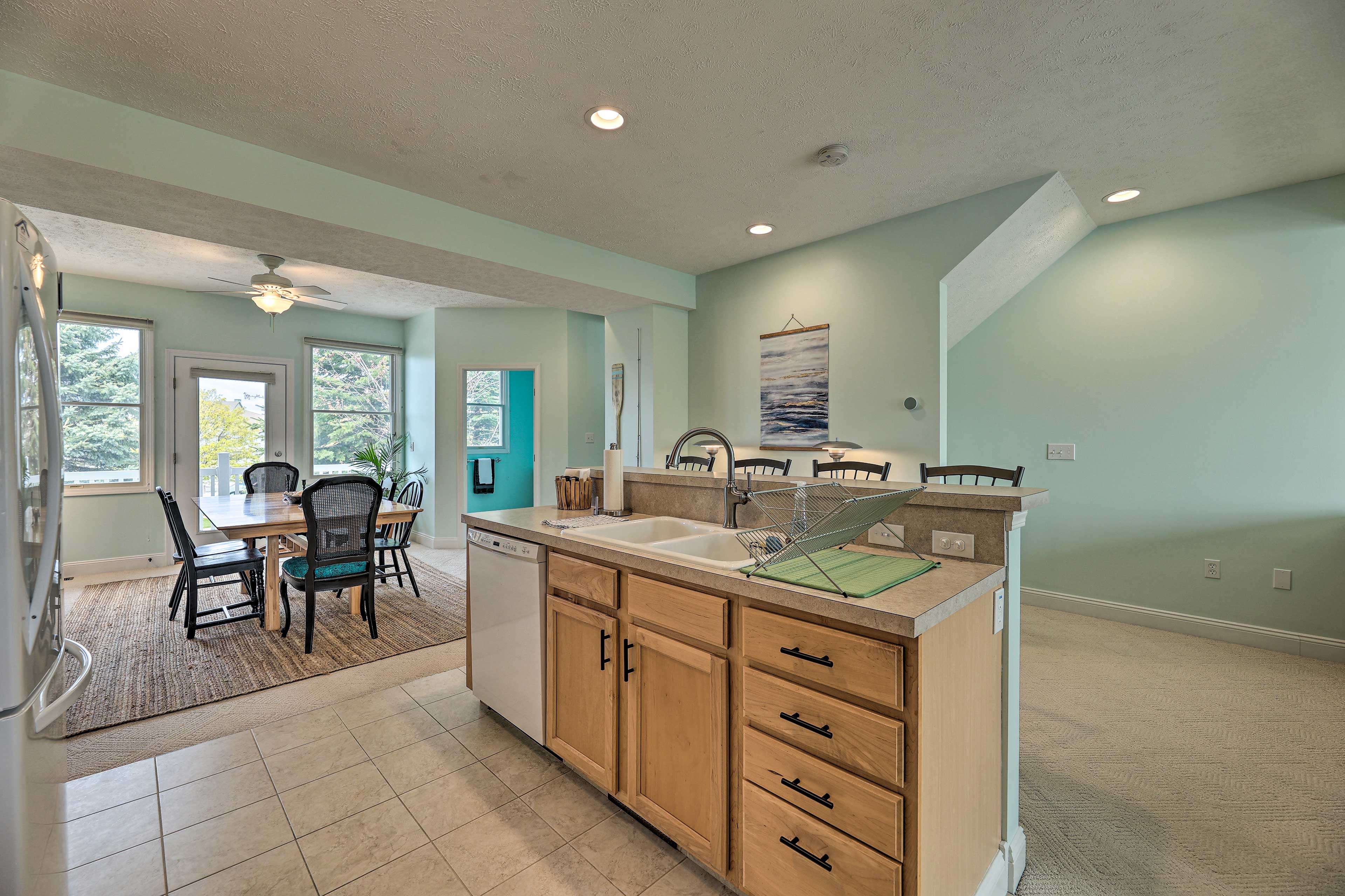 Bright Manistee Condo w/ Beach + Pool Access!