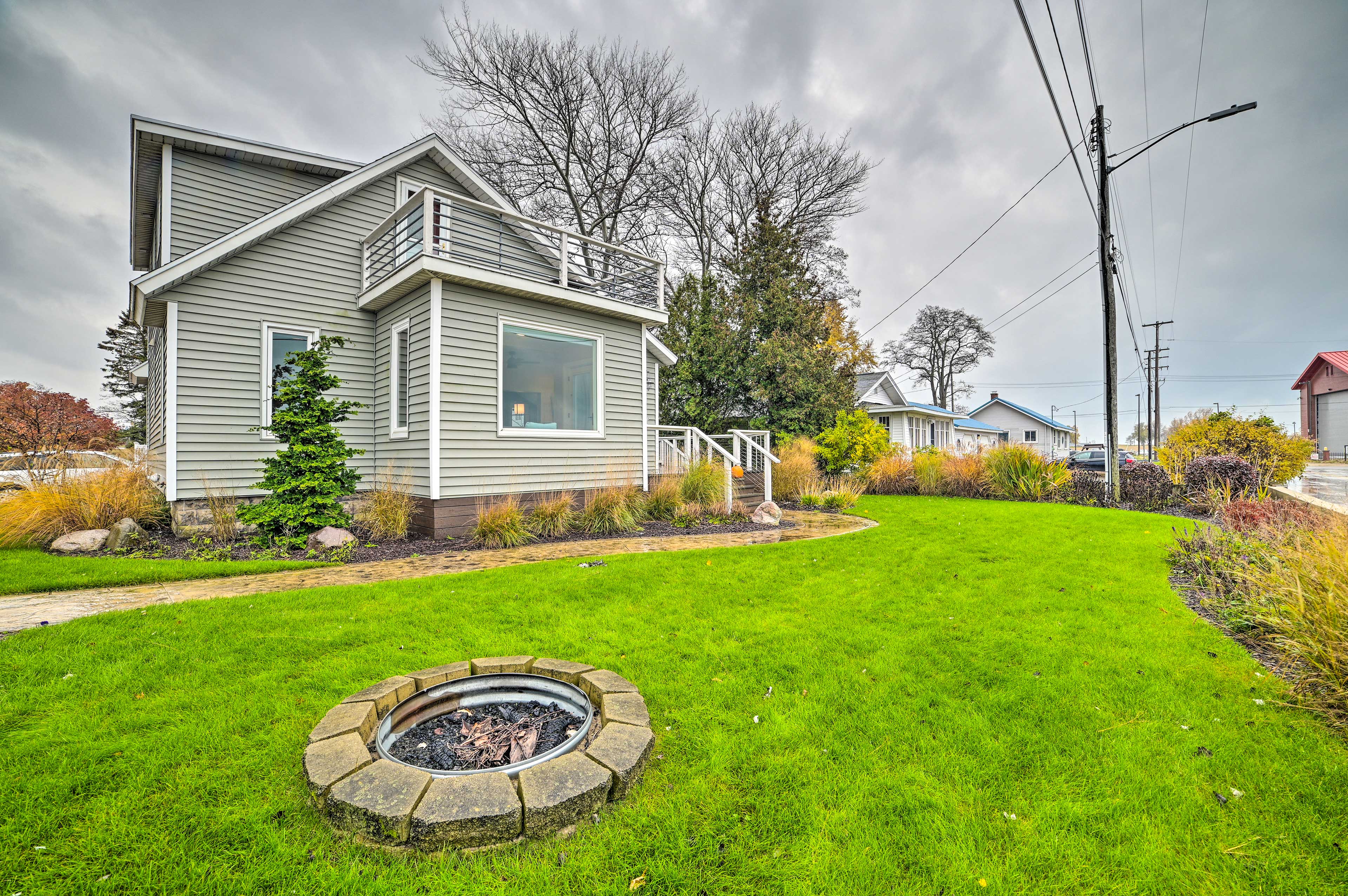 Chic Manistee Cottage: Steps to Lake Michigan!