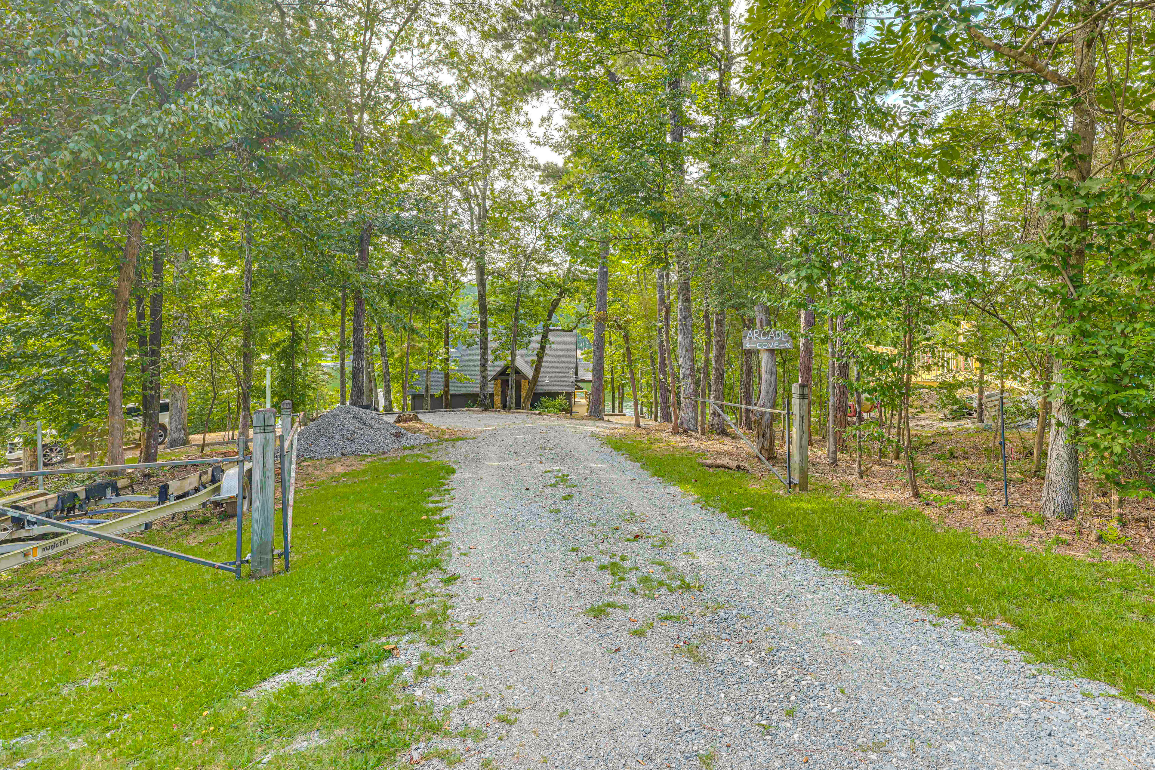 'Arcade Cove' - Renovated Lake Martin Home w/ Dock